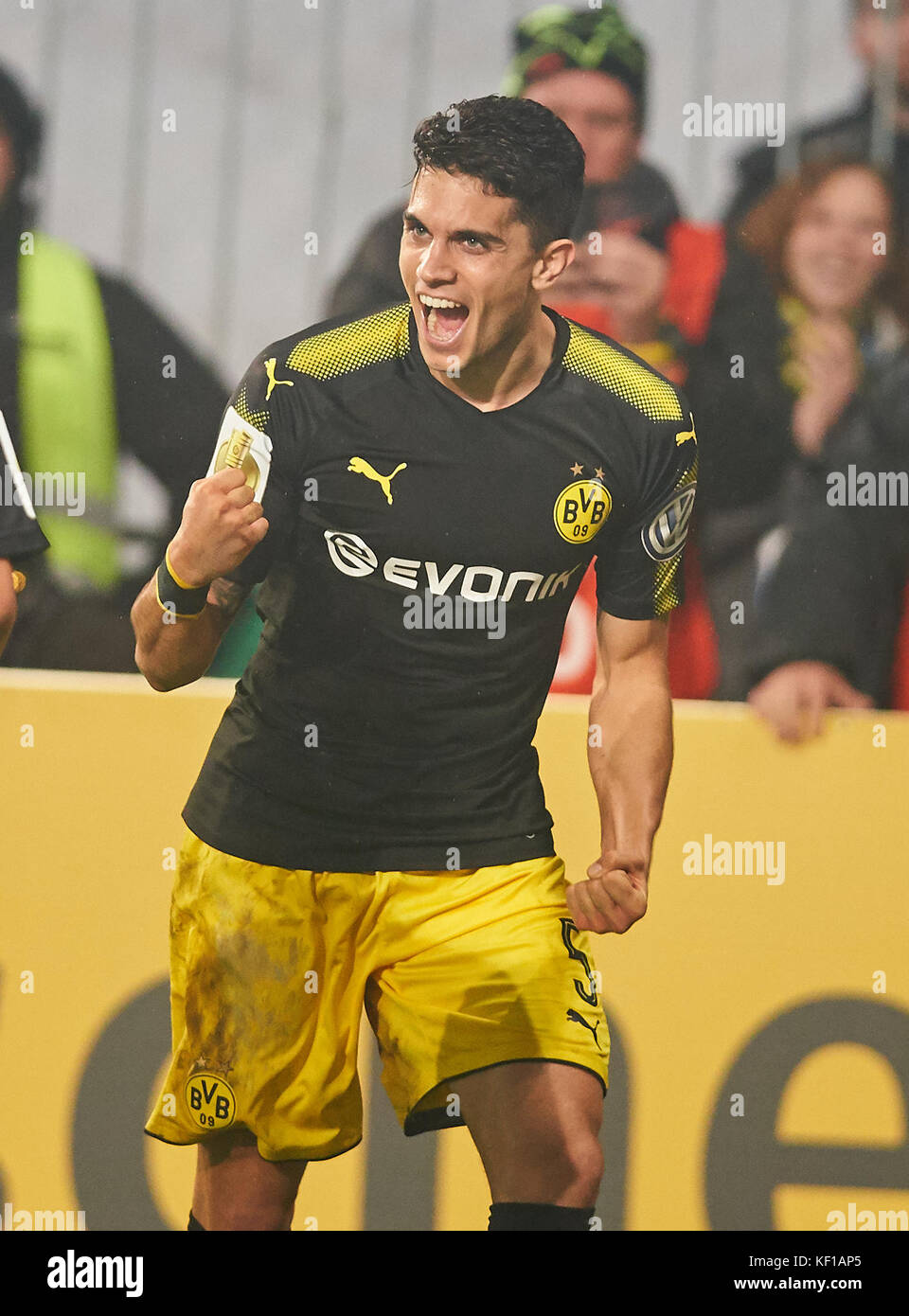 Magdeburg, Deutschland. 24 Okt, 2017. dfb-pokal Fußball Match, Magdeburg, 24. Oktober, Marc 2017 bartra aregall, bvb 5 sein Ziel feiert für 0-4, Jubel, Freude, Emotionen, feiern, lachen, Jubeln, Jubeln, reißt die Arme, ballte die Faust, 1.FC Magdeburg - Borussia Dortmund 0-5 dfb-pokal Fußball Match in Magdeburg, 22. Oktober 2017, Saison 2017/2018 Quelle: Peter Schatz/alamy leben Nachrichten Stockfoto