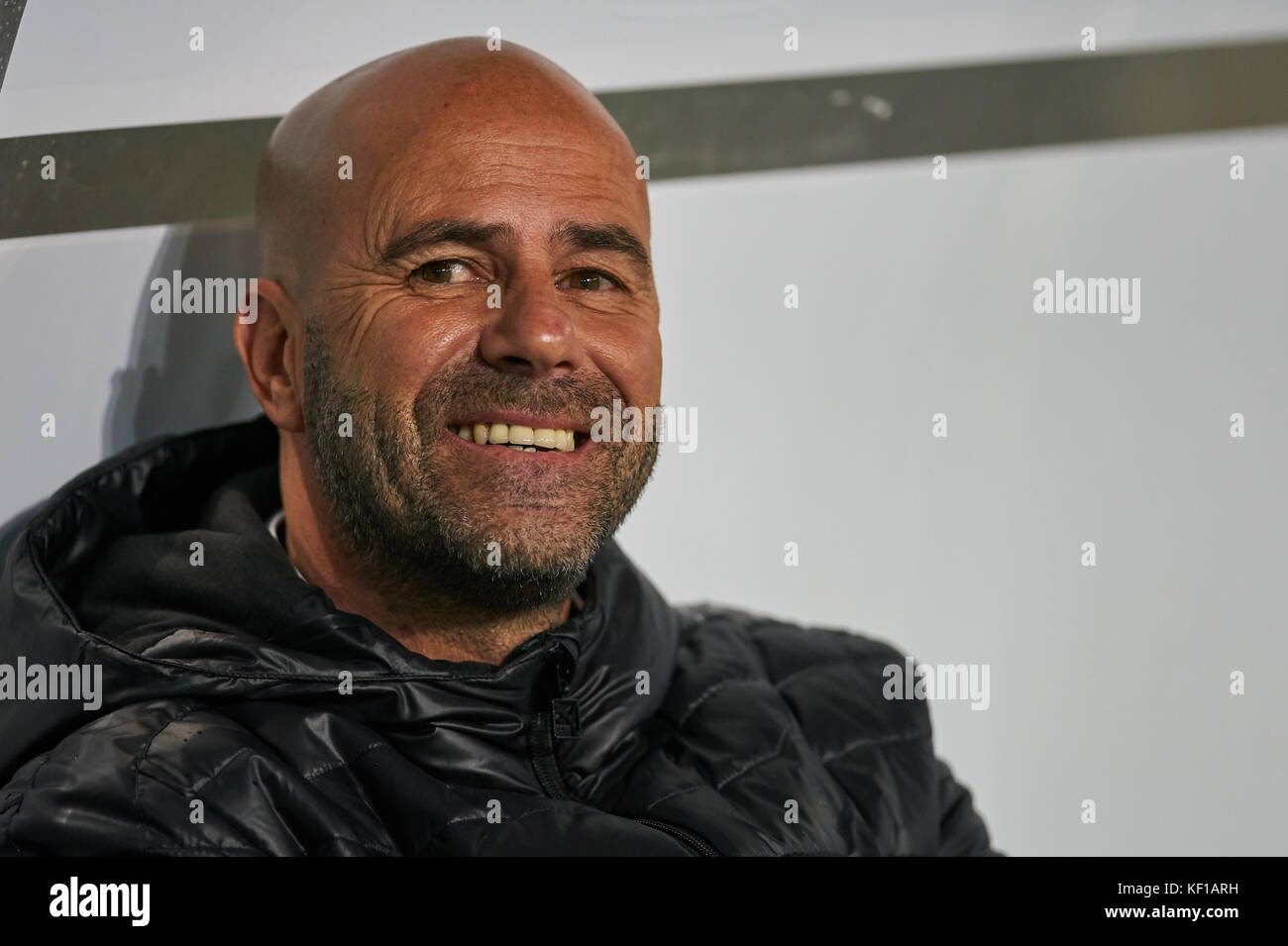 Magdeburg, Deutschland. 24 Okt, 2017. dfb-pokal Fußball Match, Magdeburg, 24. Oktober 2017 Peter bosz, Koch-Trainer bvb gestikuliert und erteilen Anweisungen, Aktion, Einzelbild, Lachen 1.FC Magdeburg - Borussia Dortmund 0-5 dfb-pokal Fußball Match in Magdeburg, 22. Oktober 2017, Saison 2017/2018 Quelle: Peter Schatz/alamy leben Nachrichten Stockfoto