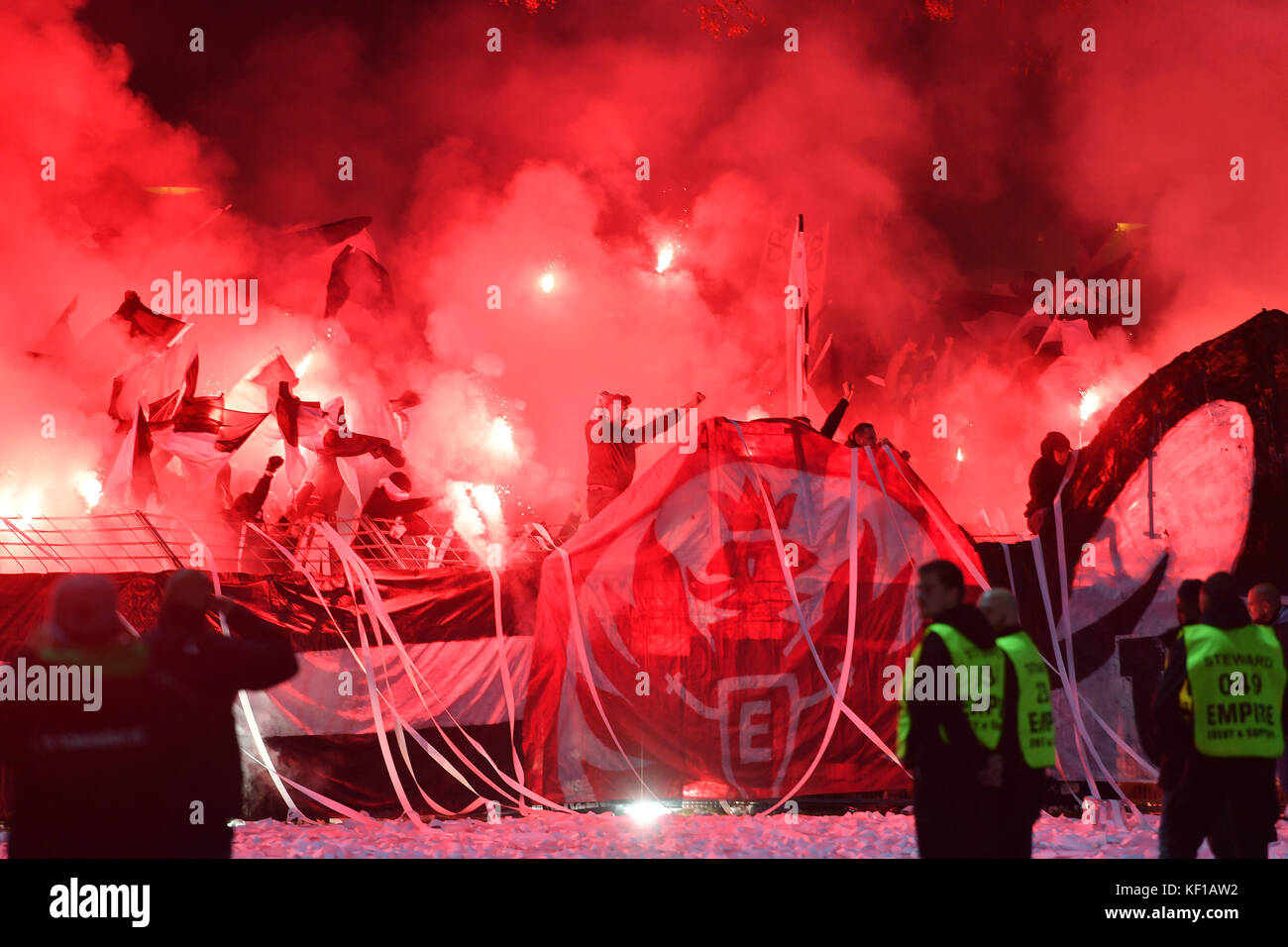 Schweinfurt, Deutschland. Oktober 2017. Pyrotechnik, Feuerwerk, Feuer, Flammen, Bengalo, Bengalos brennen im Frankfurter Fanblock, Chaoten, Ausschreitungen, FC Schweinfurt-Eintracht Frankfurt 0-4, DFB Pokal, 2.Runde, Saison 2017/18 am 24.10.2017, Willy Sachs Stadion/Schweinfurt. |Nutzung weltweit Guthaben: dpa/Alamy Live News Stockfoto