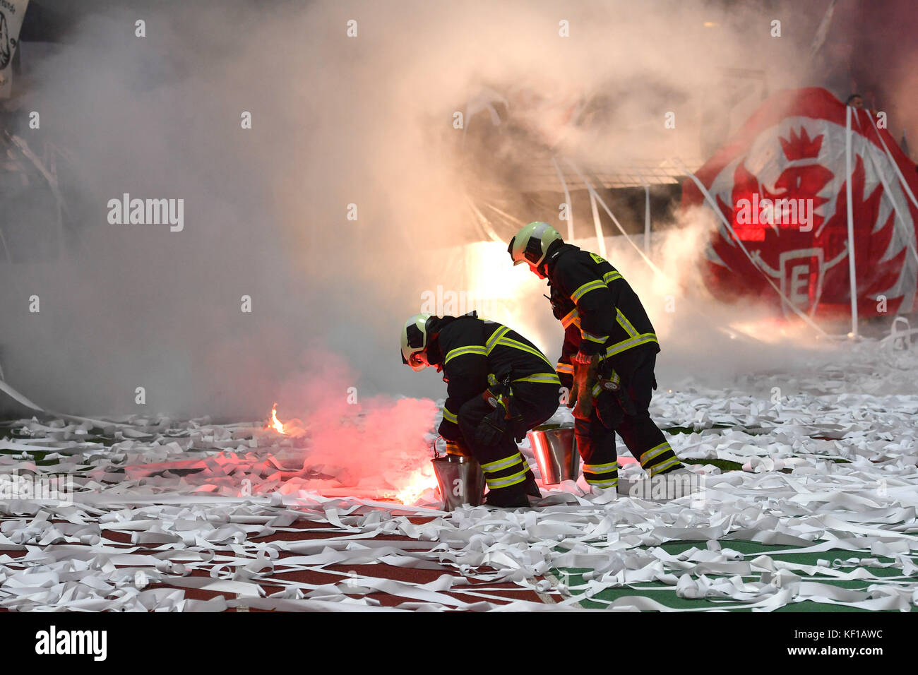 Schweinfurt, Deutschland. Oktober 2017. Pyrotechnik, Feuerwerk, Feuer, Flammen, Bengalo, Bengalos brennen im Frankfurter Fanblock, Feuerwehrleutet loeschen einen Brand. FC Schweinfurt-Eintracht Frankfurt 0-4, DFB-Pokal, 2.Runde, Saison 2017/18 am 24.10.2017, Willy Sachs Stadion/Schweinfurt. |Nutzung weltweit Guthaben: dpa/Alamy Live News Stockfoto