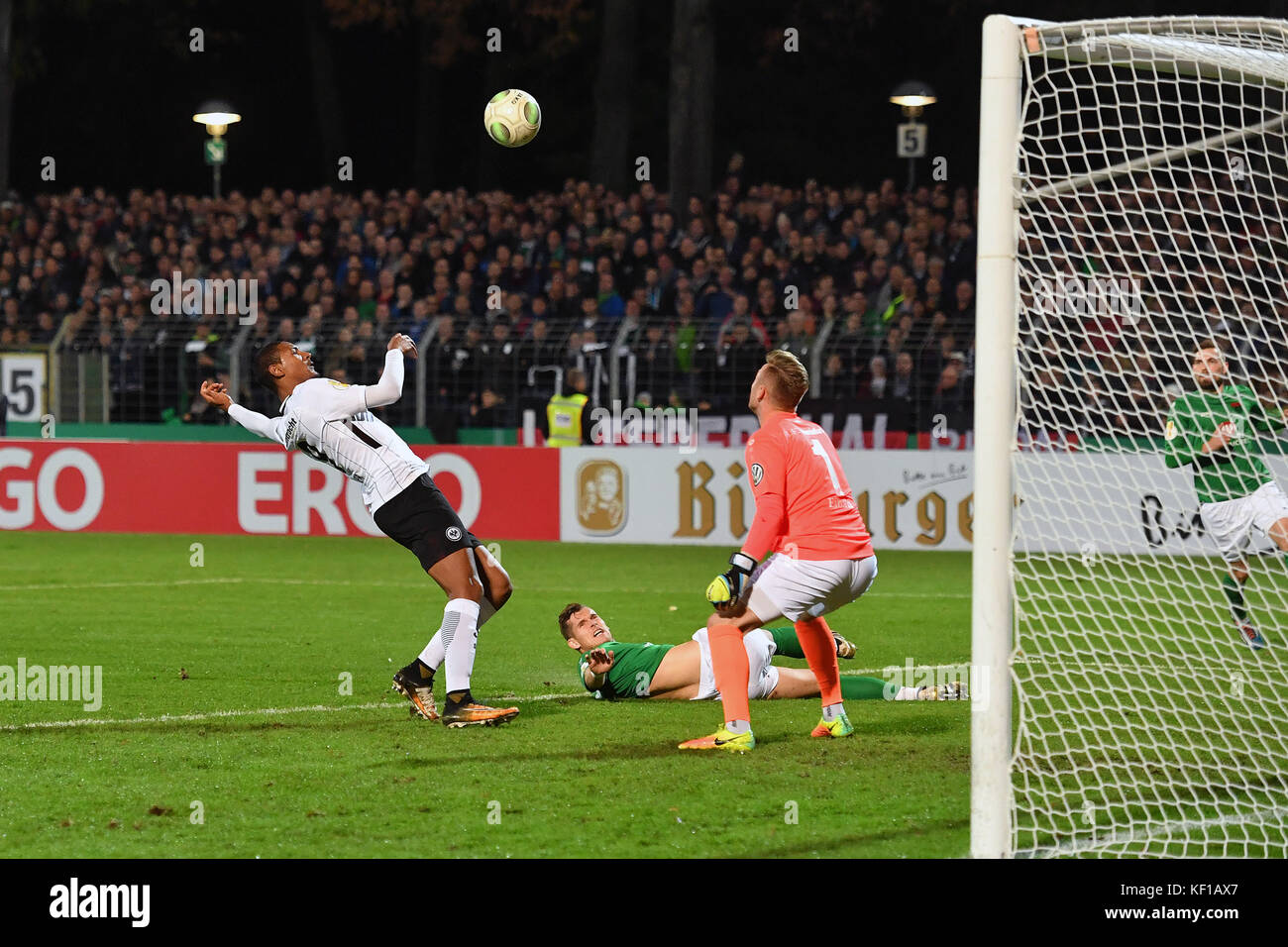 Schweinfurt, Deutschland. Oktober 2017. Sebastian HALLER (Eintracht Frankfurt) führt den Ball das Tor zum 0-1 gegen Alexander EIBAN (Torwart Schweinfurt), Kopfballtor. FC Schweinfurt-Eintracht Frankfurt 0-4, DFB-Pokal, 2.Runde, Saison 2017/18 am 24.10.2017, Willy Sachs Stadion/Schweinfurt. |Nutzung weltweit Guthaben: dpa/Alamy Live News Stockfoto