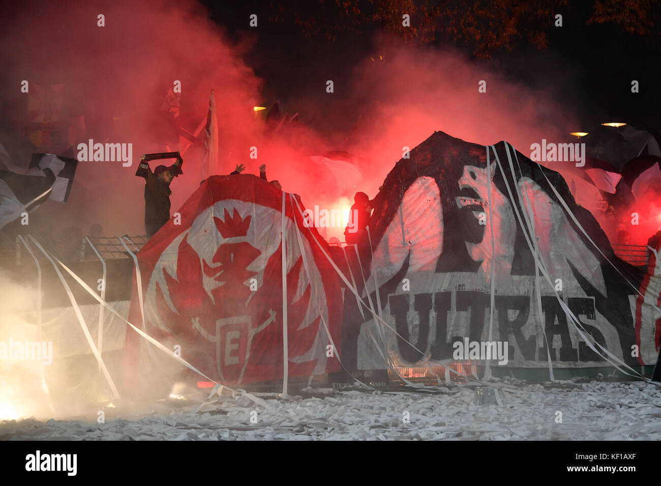 Schweinfurt, Deutschland. 24 Okt, 2017. Pyrotechnik, Feuerwerk, Feuer, Flammen, Bengalo, bengalos Brennen im Frankfurter fanblock, Chaoten, Ausschreitungen, fc Schweinfurt - Eintracht Frankfurt 0-4, DFB-Pokal, 2. Runde, Saison 2017/18 am 24.10.2017, Willy sachs Stadion/Schweinfurt. | Verwendung der weltweiten Kredit: dpa/alamy leben Nachrichten Stockfoto