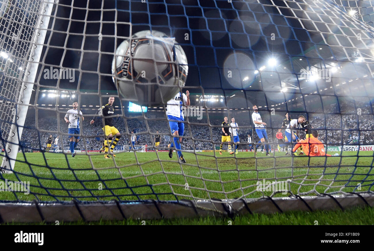 Dortmunder Shinji Kagawa erzielte 5-0 gegen Magdeburgs Torhüter Alexander Brunst im DFB-Cup-Spiel zwischen 1. FC Magdeburg und Borussia Dortmund in der MDCC Arena in Magdeburg, Deutschland, 24. Oktober 2017. Foto: Hendrik Schmidt/dpa-Zentralbild/dpa Stockfoto