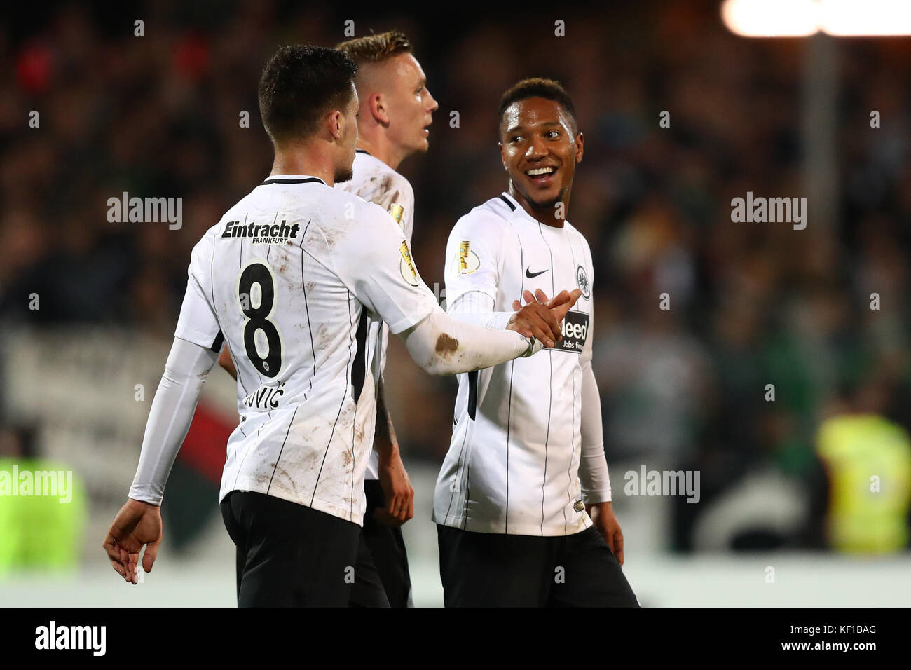 Schweinfurt, Deutschland. Oktober 2017. Frankfurter Marius Wolf (M) bejubelt mit seinen Teamkollegen Luka Jovic und Jonathan de Guzman über das Ergebnis 0-3 beim DFB-Cup-Spiel zwischen Schweinfurt 05 und Eintracht Frankfurt im Willy Sachs Stadion in Schweinfurt, Deutschland, 24. Oktober 2017. Vermerk: Daniel Karmann/dpa/Alamy Live News Stockfoto