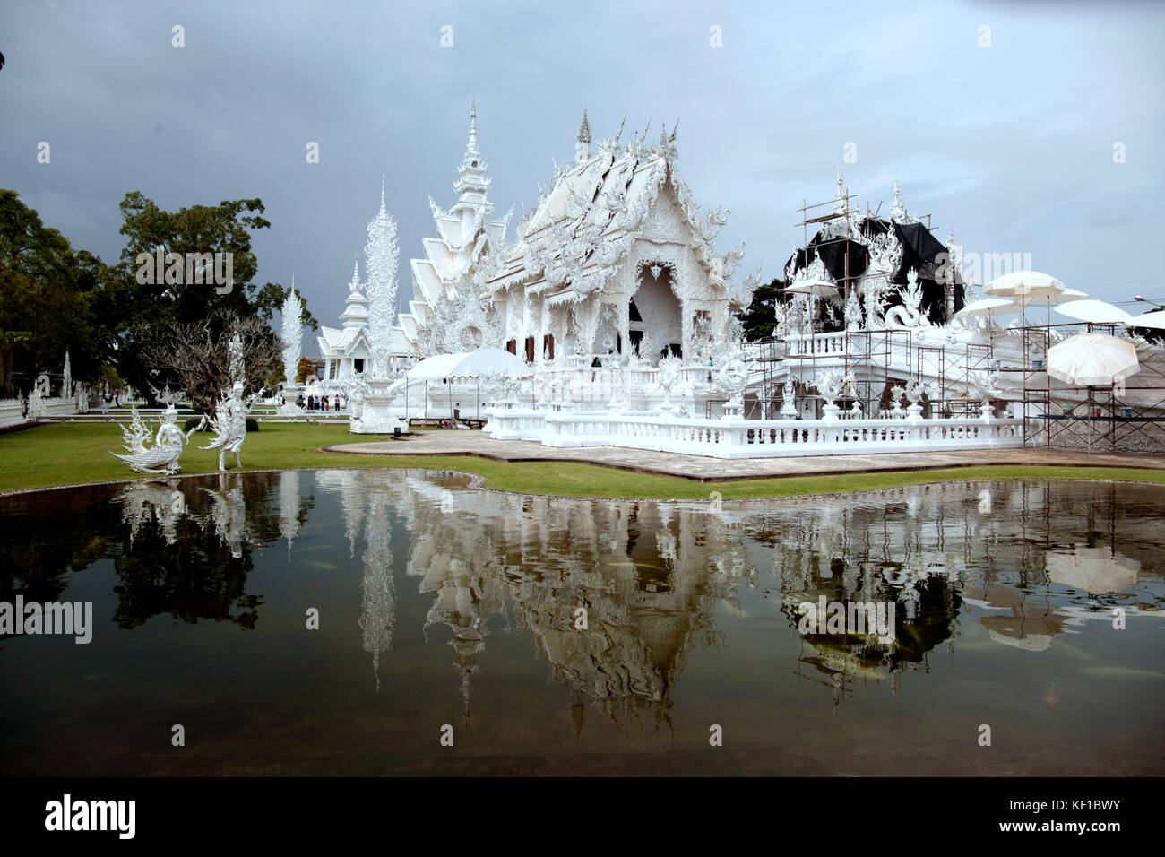 Chiang Rai, Thaliand. Oktober 2017. Die Vorbereitungen für die königliche Einäscherungszeremonie seiner Majestät des Königs Bhumibol Adulyadej sind im Gange. Wat Rong Khunor, besser bekannt als der Weiße Tempel, verwendet Glasstücke im Gips, die in der Sonne funkeln. Die weiße Farbe steht für die Reinheit des Buddha, während das Glas die Weisheit des Buddha und das Dhamma, die buddhistischen Lehren, symbolisiert. Quelle: Paul Quezada-Neiman/Alamy Live News Stockfoto