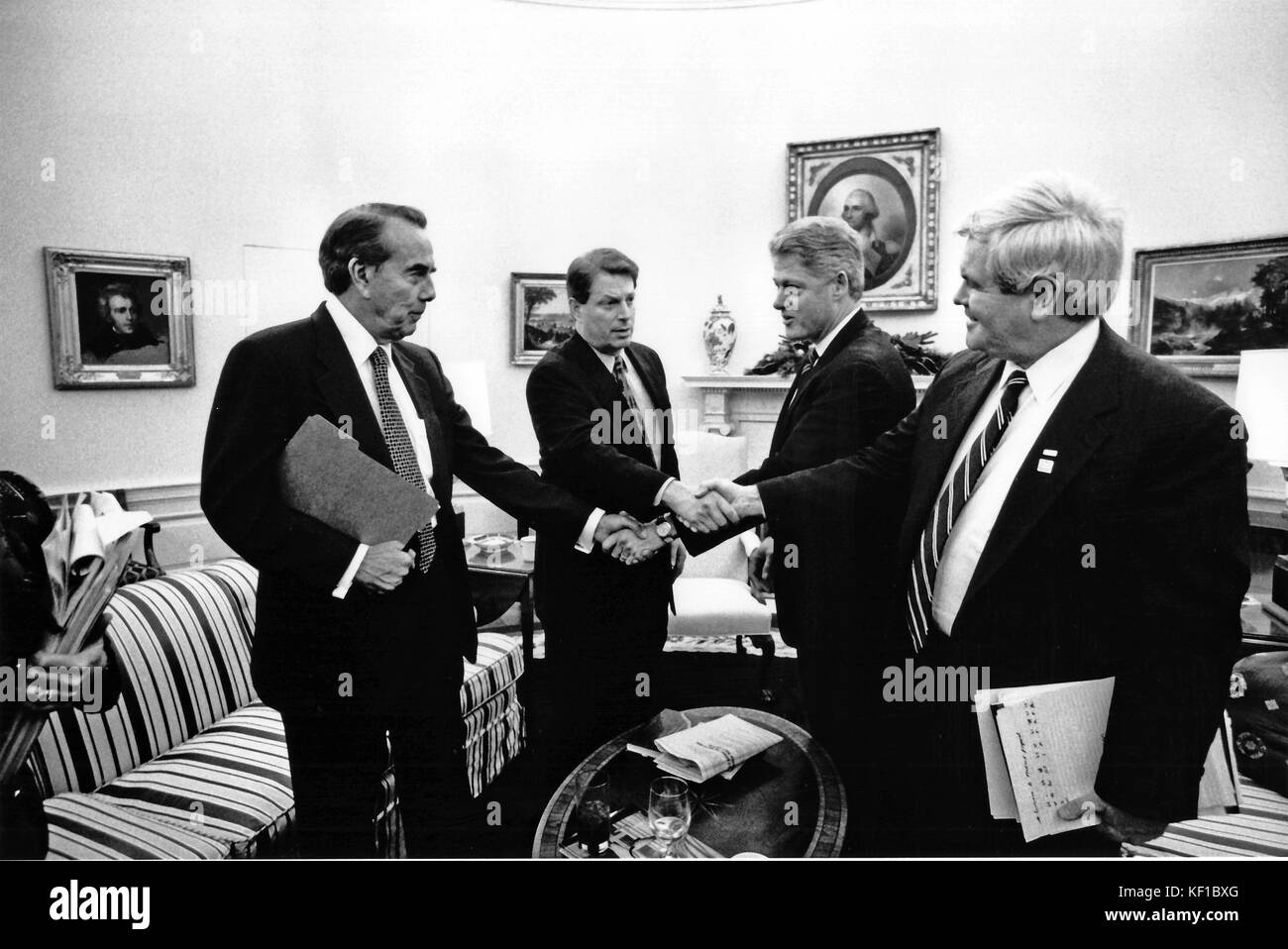 Präsidenten der Vereinigten Staaten Bill Clinton, rechts Mitte, schüttelt Hände mit uns Mehrheitsführer im Senat, Bob Dole (Republikaner von Kansas), Links, als US-Vizepräsident Al Gore, Mitte links, schüttelt Hände mit der Sprecherin des US-Repräsentantenhauses Newt Gingrich (Republikaner für Georgien), rechts, im Oval Office des Weißen Hauses in Washington, Dc am 19. Dezember 1995. Während des Treffens der Staats- und Regierungschefs vereinbart, gemeinsam zu arbeiten, um eine 7-jährige ausgeglichenen Haushalts plan der teilweisen Schließung des Bundes zu Ende zu erstellen. Obligatorische Credit: Robert mcneely/White House über cnp - keine Leitung Service Stockfoto