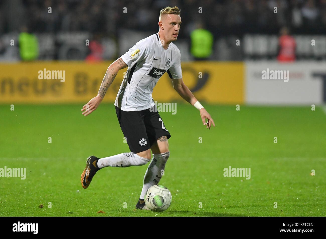 Schweinfurt, Deutschland. Oktober 2017. Marius WOLF (Eintracht Frankfurt), Aktion, Einzelaktion, Einzelbild, Freisteller, Ganzkoerperaufnahme, ganze Figur. FC Schweinfurt-Eintracht Frankfurt 0-4, DFB-Pokal, 2.Runde, Saison 2017/18 am 24.10.2017, Willy Sachs Stadion/Schweinfurt. |Nutzung weltweit Guthaben: dpa/Alamy Live News Stockfoto