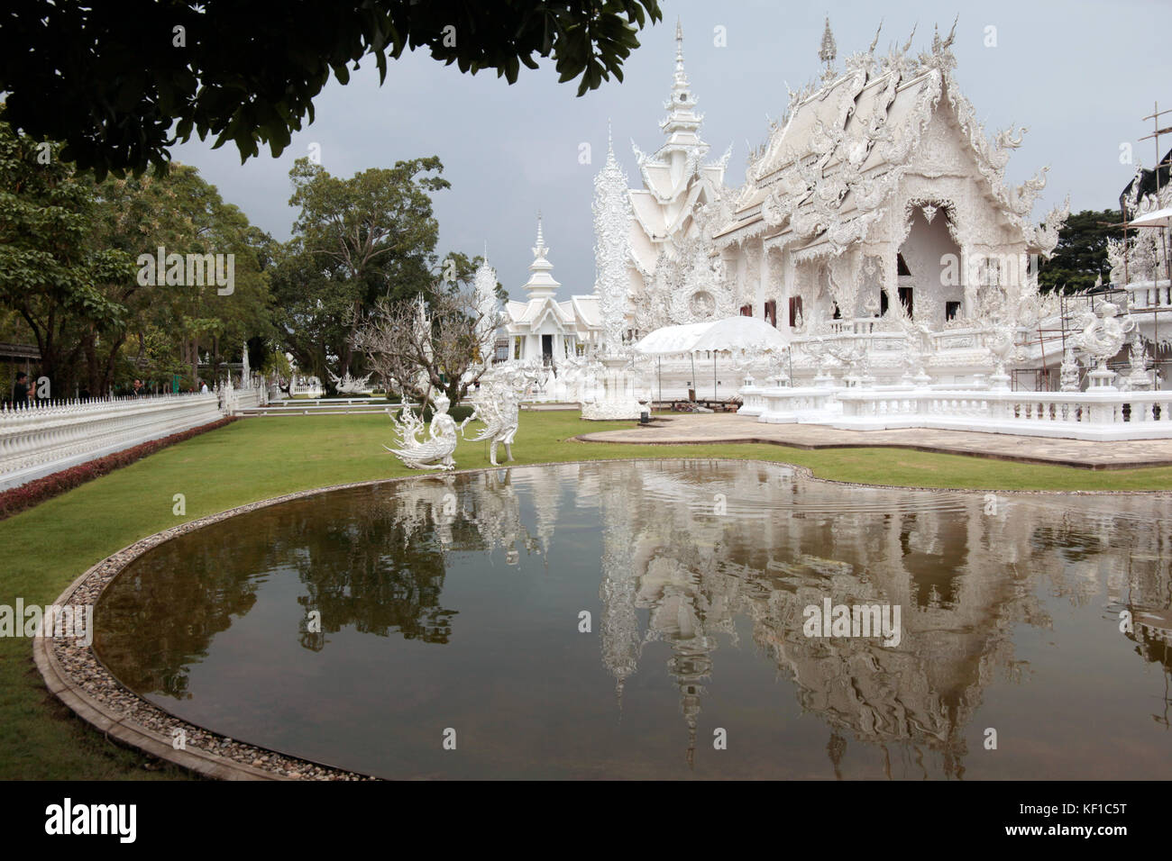 Chiang Rai, Thaliand. Oktober 2017. Die Vorbereitungen für die königliche Einäscherungszeremonie seiner Majestät des Königs Bhumibol Adulyadej sind im Gange. Wat Rong Khunor, besser bekannt als der Weiße Tempel, verwendet Glasstücke im Gips, die in der Sonne funkeln. Die weiße Farbe steht für die Reinheit des Buddha, während das Glas die Weisheit des Buddha und das Dhamma, die buddhistischen Lehren, symbolisiert. Quelle: Paul Quezada-Neiman/Alamy Live News Stockfoto