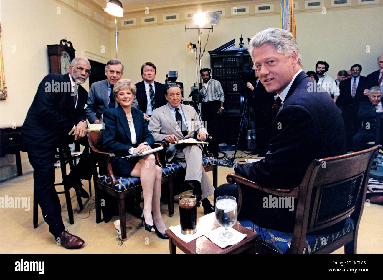 US-Präsident Bill Clinton posiert für ein Foto, als er am 8. Dezember 1995 ein Interview mit der CBS-Sendung „60 Minutes“ im Roosevelt Room des Weißen Hauses in Washington, DC, aufnimmt. Abgebildet sind Ed Bradley, Morley Safer, Lesley Stahl, Steve Kroft, Mike Wallace, und Präsident Clinton. Obligatorischer Kredit: Robert McNeely/Weißes Haus über CNP - KEIN KABELSERVICE - Foto: Robert McNeely/Consolidated News Photos/Robert McNeely - Weißes Haus über CNP Stockfoto