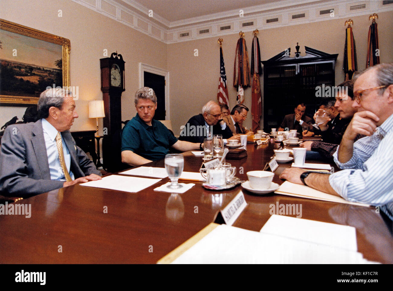 US-Präsident Bill Clinton, zweite Linke, erhält eine Briefing von US-Außenminister Warren Christopher, Linke, in der Folge seiner Rückkehr am Freitagabend, nachdem er am Samstag im Roosevelt Room des Weißen Hauses in Washington, DC, mit europäischen Staats- und Regierungschefs über die Lage in Bosnien beraten hatte, 8.Mai 1993. Ebenfalls abgebildet sind US-Verteidigungsminister Les Aspin, Sondergesandter Reginald Bartholomew, stellvertretender Berater für nationale Sicherheit Leon Fürth, Stabschef des Weißen Hauses, Thomas 'Mack' McLarty, der Vorsitzende der Joint Chiefs of Staff, US-Armeegeneral Colin L. Powell, US-Vizepräsident Al Stockfoto