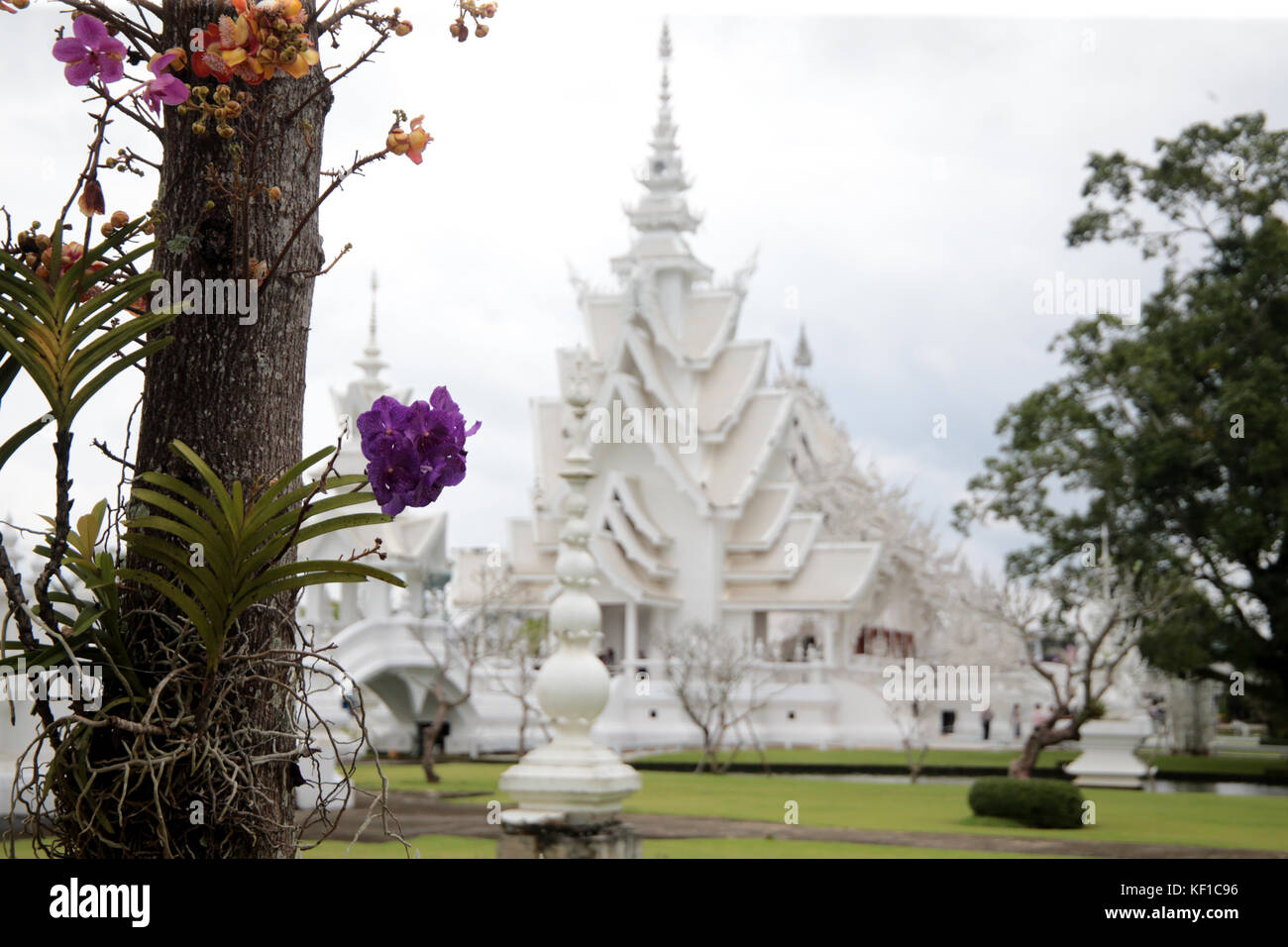 Chiang Rai, Thaliand. Oktober 2017. Die Vorbereitungen für die königliche Einäscherungszeremonie seiner Majestät des Königs Bhumibol Adulyadej sind im Gange. Wat Rong Khunor, besser bekannt als der Weiße Tempel, verwendet Glasstücke im Gips, die in der Sonne funkeln. Die weiße Farbe steht für die Reinheit des Buddha, während das Glas die Weisheit des Buddha und das Dhamma, die buddhistischen Lehren, symbolisiert. Quelle: Paul Quezada-Neiman/Alamy Live News Stockfoto