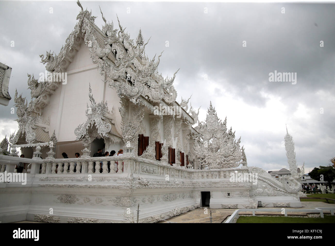 Chiang Rai, thaliand. 25 Okt, 2017. sind in Vorbereitung der königlichen Einäscherung Zeremonie Seiner Majestät des Königs Bhumibol Adulyadej zu feiern. Wat Rong khunor besser als der weiße Tempel bekannt verwendet Stücke Glas in der Gips, die in der Sonne funkeln. Die Farbe Weiß steht für die Reinheit des Buddha, während das Glas symbolisiert die Weisheit des Buddha und den Dhamma, die buddhistischen Lehren. Credit: Paul quezada - Neiman/alamy leben Nachrichten Stockfoto