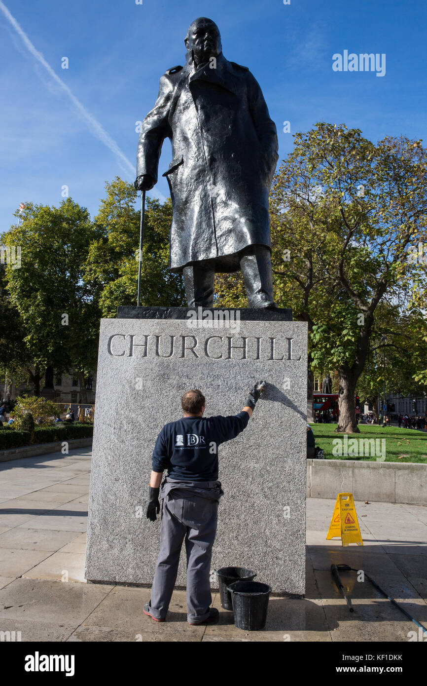 London, Großbritannien. 25. Oktober, 2017. Ein Mitarbeiter der Reinigung Firma Veolia setzt eine Vielzahl von Verfahren, die Sie Graffiti, die das Wort "Nazi", die am 24. Oktober auf der Statue von Sir Winston Churchill gegenüber dem Palast von Westminster im Parlament Platz erschien zu entfernen. die Polizei einen Mann um ca. 21.45 Uhr am 24. Oktober verhaftet wegen des Verdachts der Sachbeschädigung. Credit: Mark kerrison/alamy leben Nachrichten Stockfoto