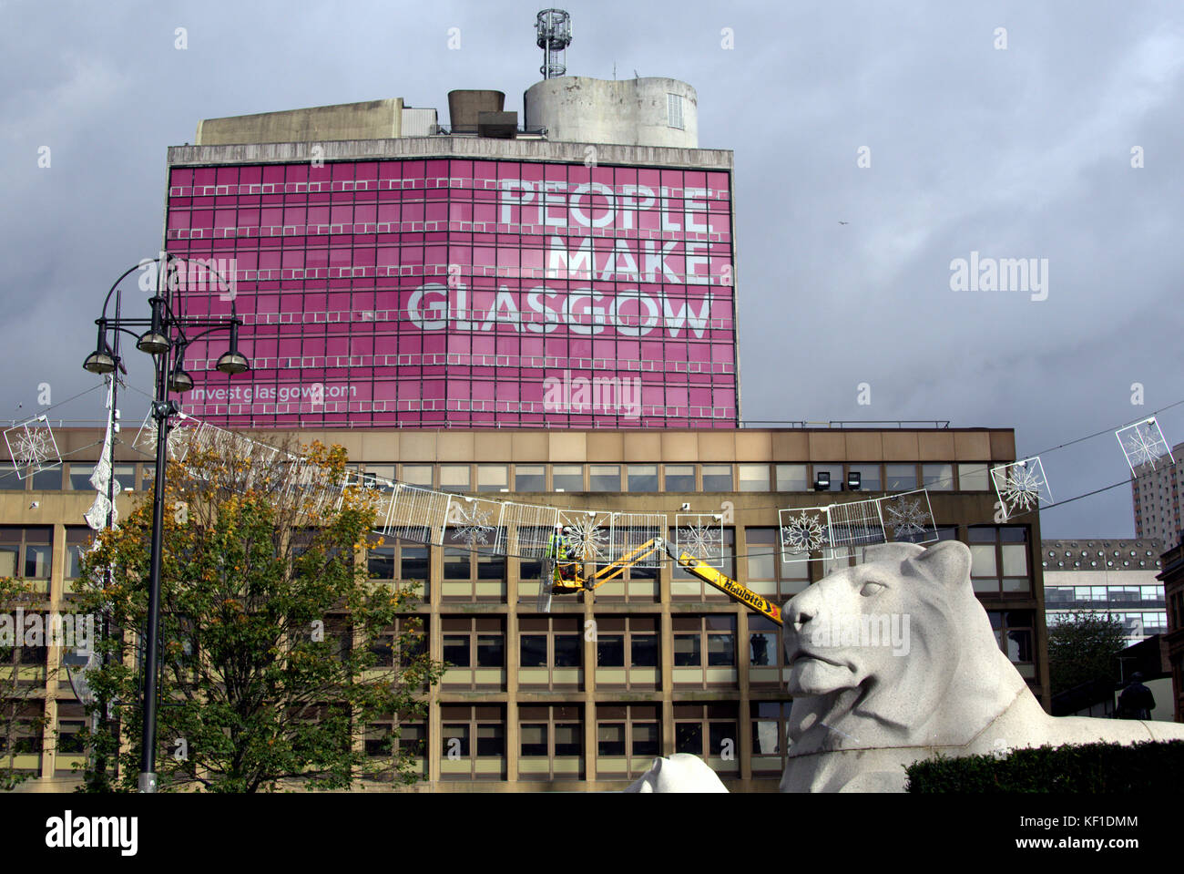 Rat Arbeitnehmer Signal die Ankunft der festlichen Jahreszeit, wie sie t Dekorationen für die Weihnachtsbeleuchtung in den George Square der Stadt vorbereiten. Stockfoto