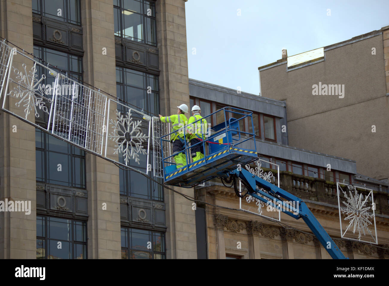 Rat Arbeitnehmer Signal die Ankunft der festlichen Jahreszeit, wie sie t Dekorationen für die Weihnachtsbeleuchtung in den George Square der Stadt vorbereiten. Stockfoto