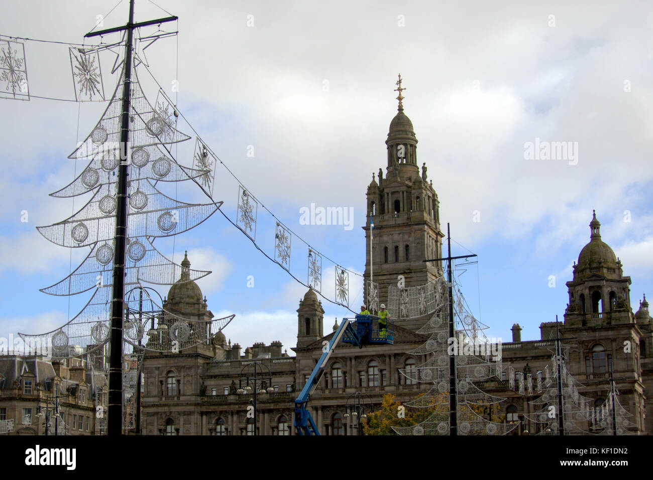 Rat Arbeitnehmer Signal die Ankunft der festlichen Jahreszeit, wie sie t Dekorationen für die Weihnachtsbeleuchtung in den George Square der Stadt vorbereiten. Stockfoto