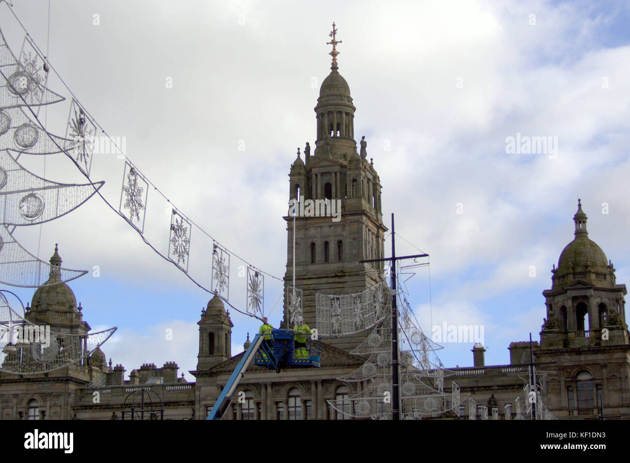 Rat Arbeitnehmer Signal die Ankunft der festlichen Jahreszeit, wie sie t Dekorationen für die Weihnachtsbeleuchtung in den George Square der Stadt vorbereiten. Stockfoto