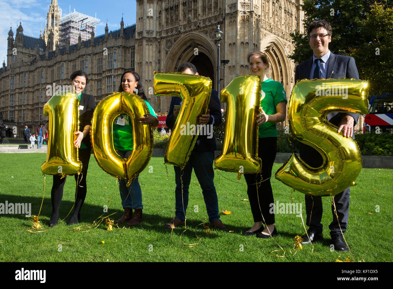 London, Großbritannien. 25. Oktober, 2017. Aktivisten vom Flüchtlingsstatus Aktion stand außerhalb der Häuser des Parlaments mit Zahlen, die die 10,715 Menschen, die eine Petition, in der Downing Street 10 übergeben werden unterzeichnet, als Teil des "wir Flüchtlinge lernen" Kampagne fordert die Regierung auf, dafür zu sorgen, dass die Flüchtlinge rechtzeitig Zugang zu den Englisch Unterricht und die Unterstützung, die sie brauchen, um Ihnen eine Teilnahme erhalten. Credit: Mark kerrison/alamy leben Nachrichten Stockfoto