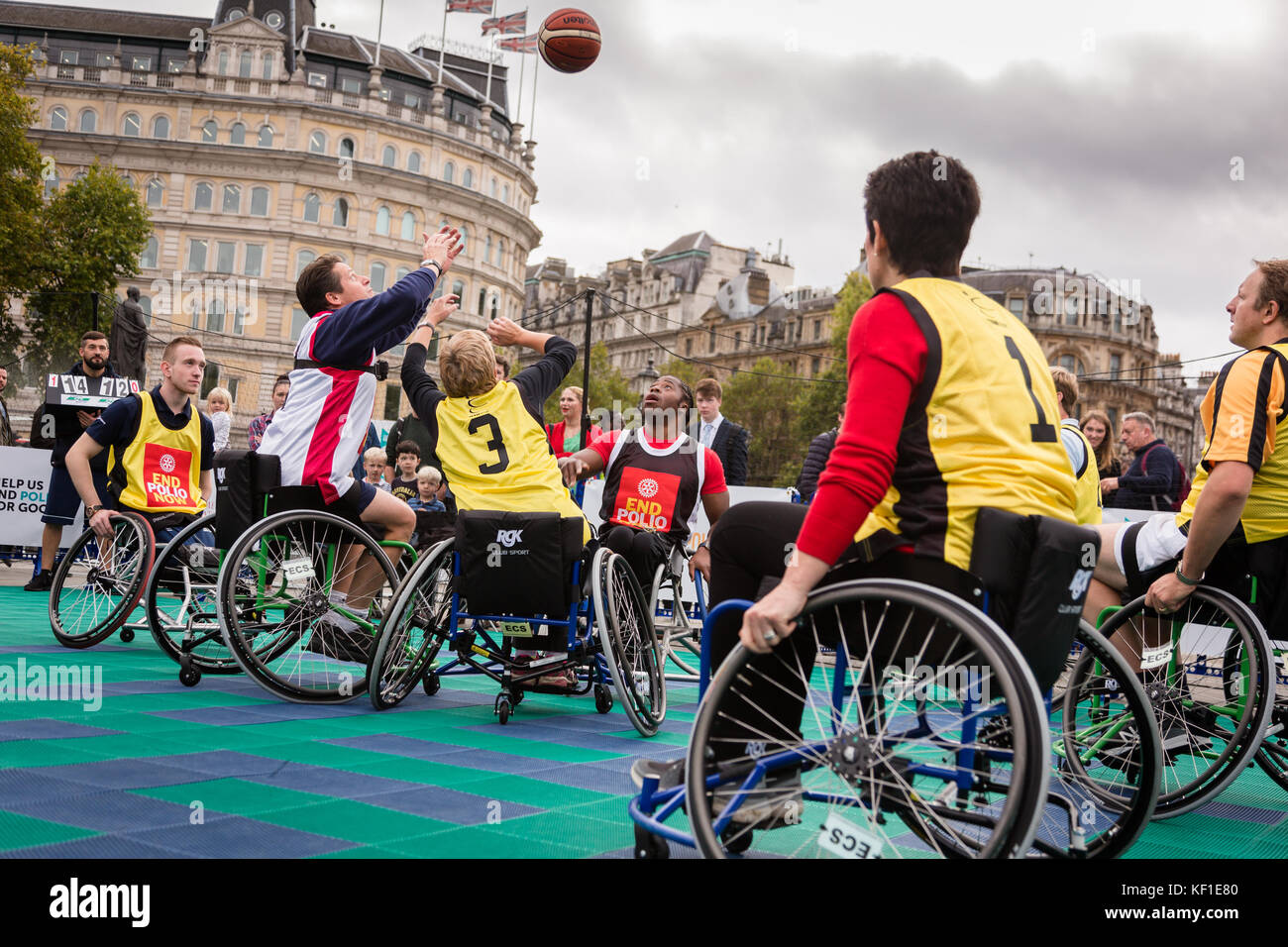 London, Großbritannien. 24. Oktober, 2017. British MP's und British Rollstuhl Basketball Spieler spielen einen Rollstuhl Basketball match Bewusstsein für Welt Polio Tag zur Kreditaufnahme: Amanda Rose/Alamy leben Nachrichten Stockfoto