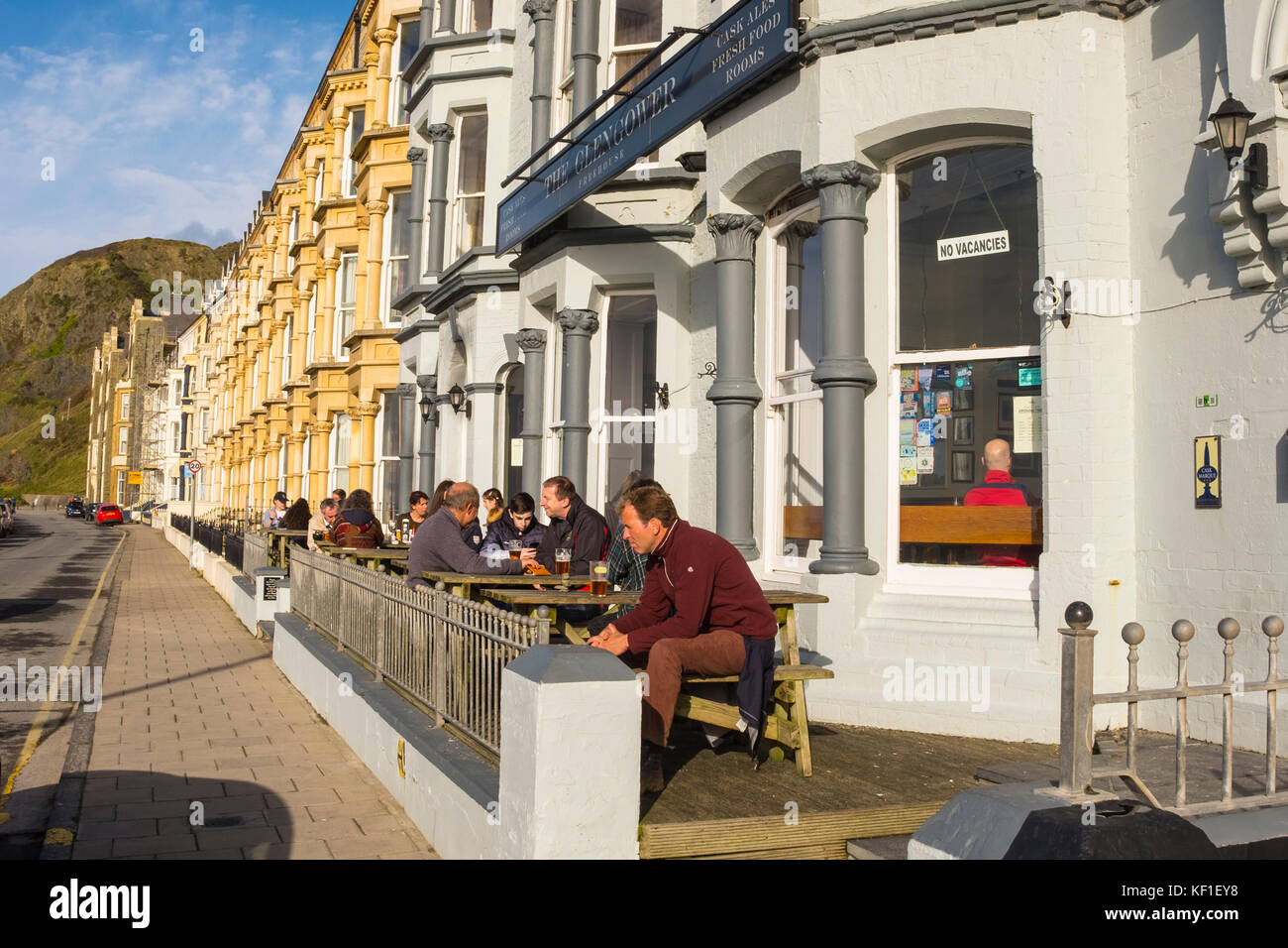 Aberystwyth, Wales, UK. 25. Oktober 2017. Glücklich zeitgleich mit der Hälfte der langfristigen Urlaub in England, warmen Oktober Sonnenschein kommt nach aberystwyth. warm genug, um ein Getränk außerhalb eines der beliebten Strandpromenade hotels zu geniessen. Credit: Alan Hale/alamy leben Nachrichten Stockfoto