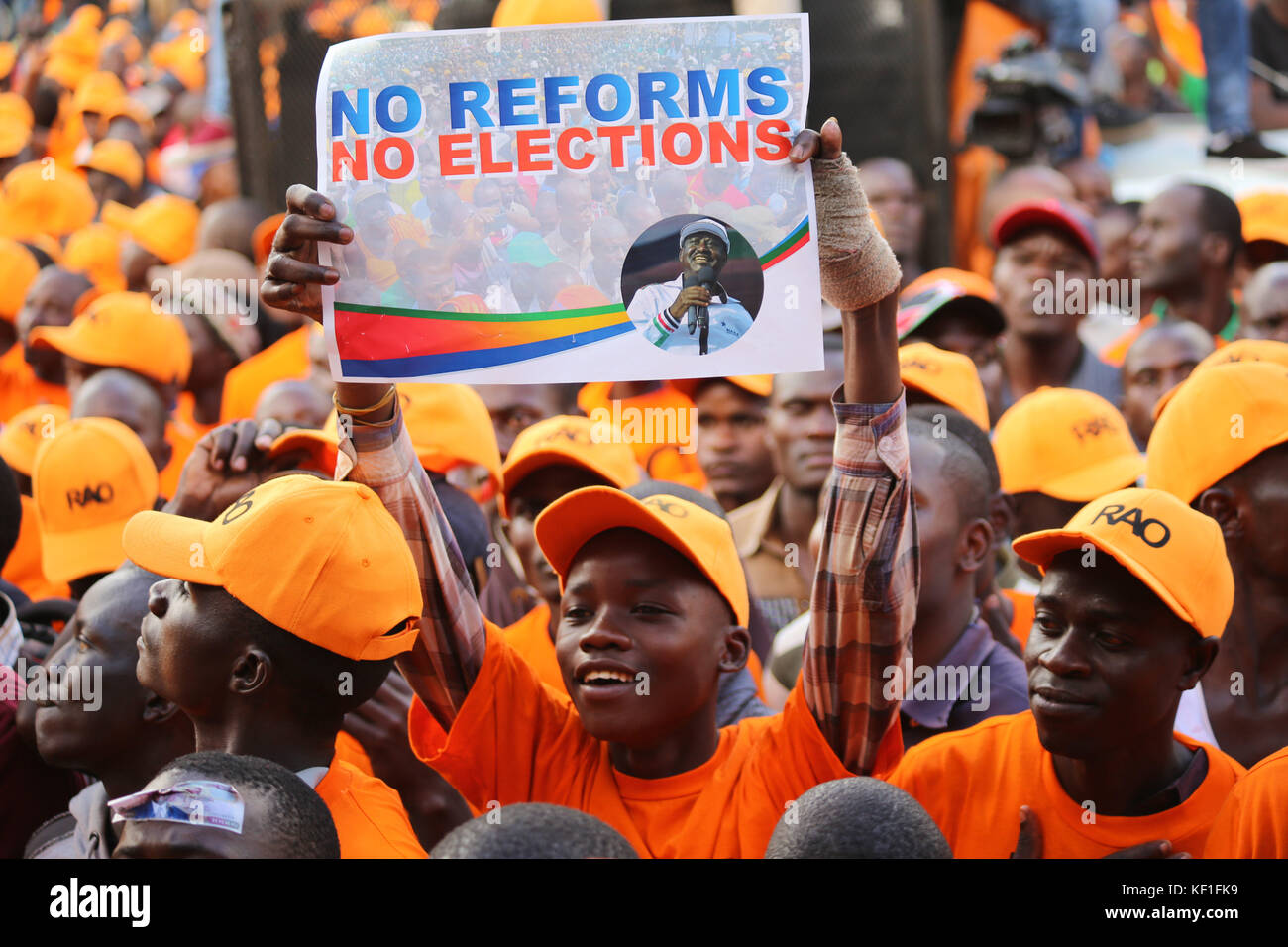 Nairobi, Nairobi County, Kenia. Oktober 2017. Der Unterstützer der National Super Alliance (NASA) winkte während einer Kundgebung im Uhuru Park Nairobi, wo Kenias Oppositionsführer Raila Odinga seine Anhänger bat, die für den 26. Oktober 2017 geplanten Präsidentschaftswahlen zu boykottieren. Kredit: Billy/SOPA/ZUMA Wire/Alamy Live News Stockfoto