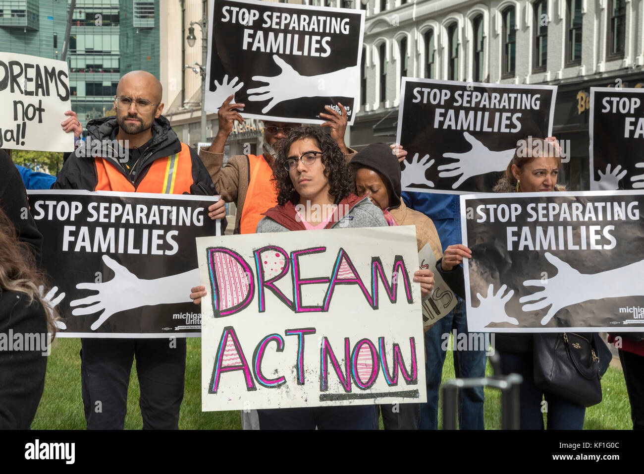 Detroit, Michigan, USA. 25 Okt, 2017. Immigranten und Unterstützer für die Dream 2017 handeln würde, die Immigranten ohne Papiere in die USA gebracht wie Kinder ohne Angst vor Abschiebung zu bleiben. Eine neue Anstrengung der Traum Akte zu erlassen, nachdem Präsident trump begann abgebrochen Latente von Präsident obama Aktion für die Kindheit Anreise Programm Rallye. Credit: Jim West/alamy leben Nachrichten Stockfoto