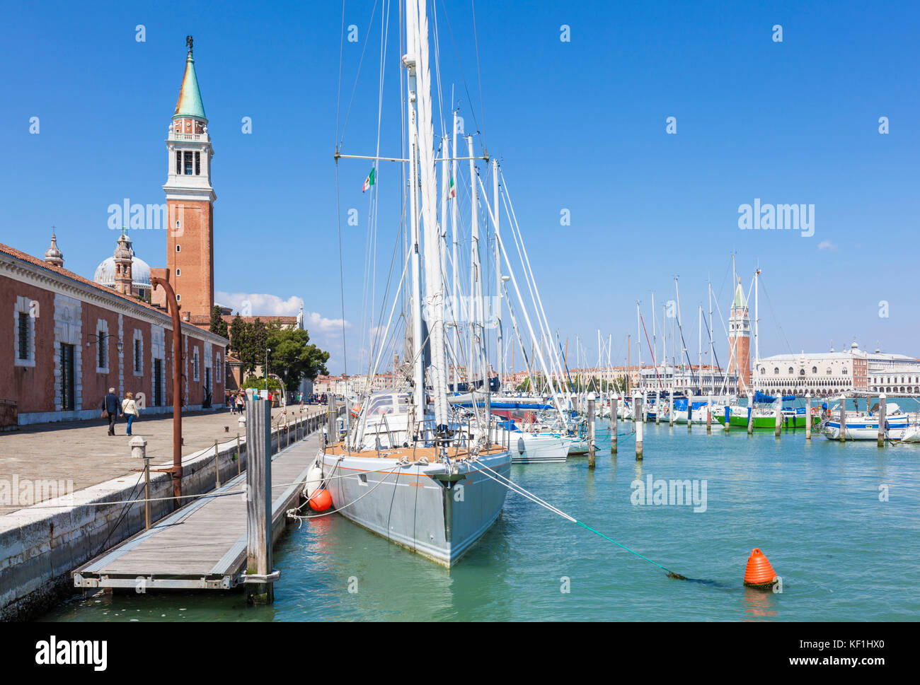 Venedig Italien Venedig Yachten vor Anker in der Marina San Giorgio Maggiore Insel San Giorgio Maggiore Lagune von Venedig Italien EU Europa Stockfoto