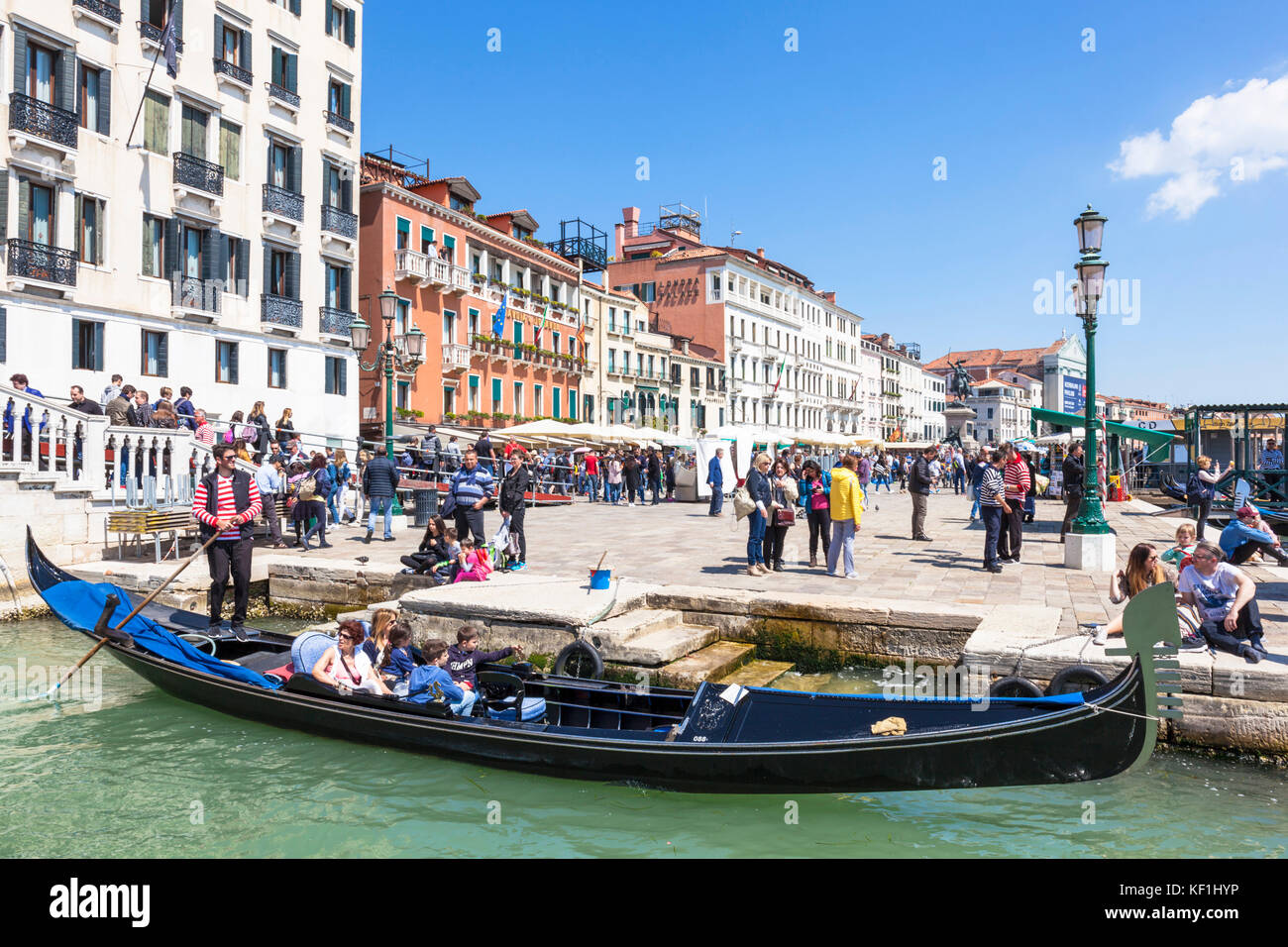 Venedig Italien Venedig Gondoliere und Gondeln, die warten, von der Ponte della Paglia über den Rio di Palazzo für eine Gondelfahrt in Venedig Italien EU Europa Stockfoto