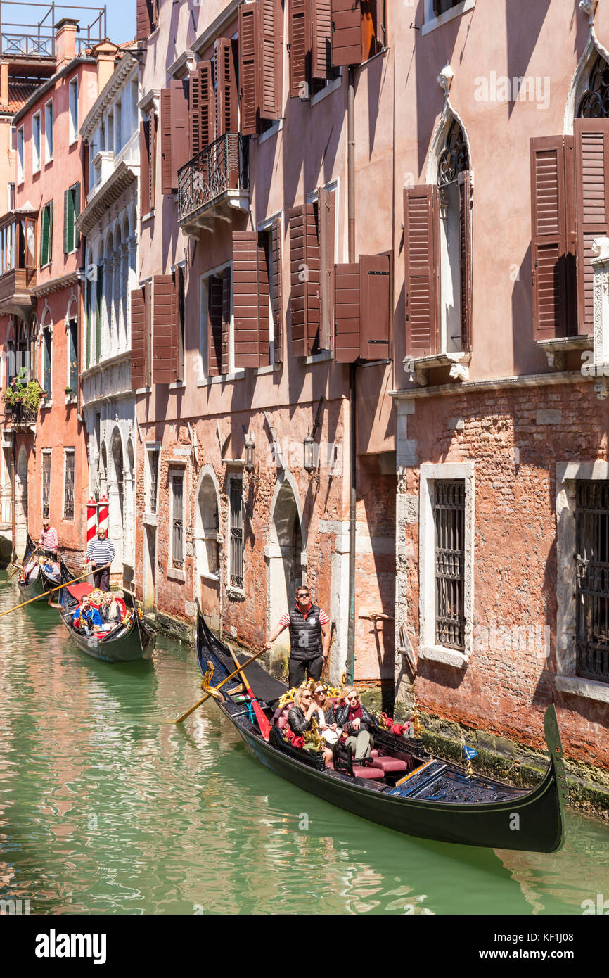 Venedig Italien Venedig viele Gondeln, die Touristen in einem kleinen Kanal in Venedig Italien eu Europa reisen Stockfoto