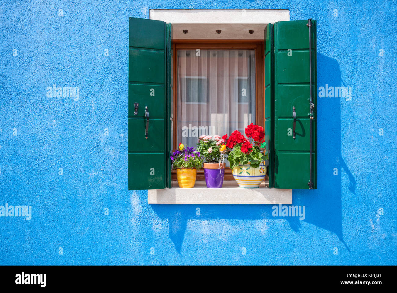 Venedig Italien Venedig blaue Wände Fenster mit grünen Fensterläden und Töpfe Blumen Burano Italien eu Europa Stockfoto