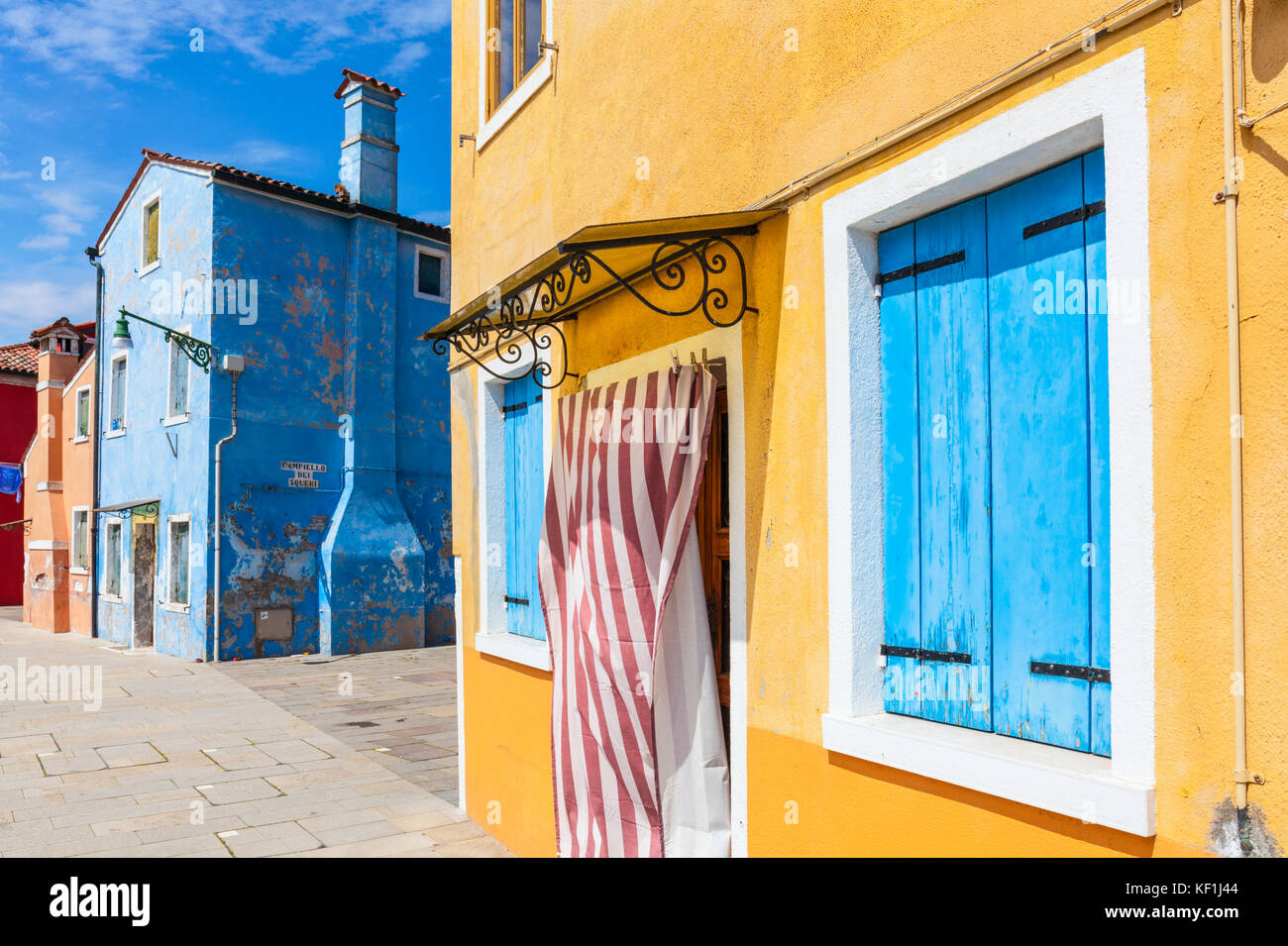 Venedig Italien Venedig Fishermans Häuser Gelb oder Blau gestrichene Haus mit blauen Fensterläden aus Holz Tür Insel Burano, die Lagune von Venedig Venedig Italien Europa Stockfoto