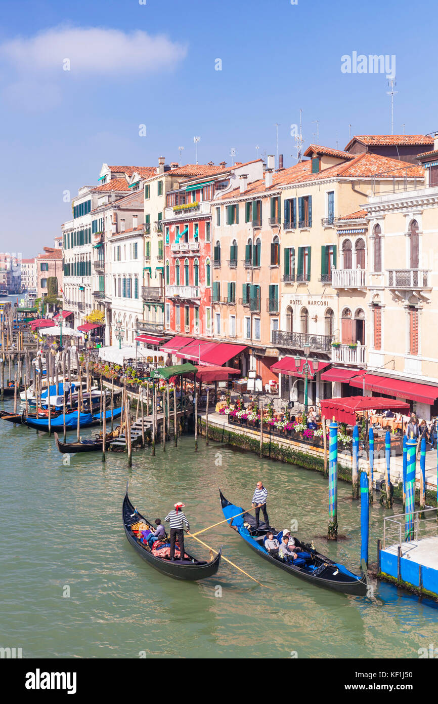 Venedig Italien Venedig Gondolieri rudern Gondeln voll von Touristen auf eine Gondelfahrt auf dem Canal Grande Riva del Vin Venedig Italien eu Europa Stockfoto