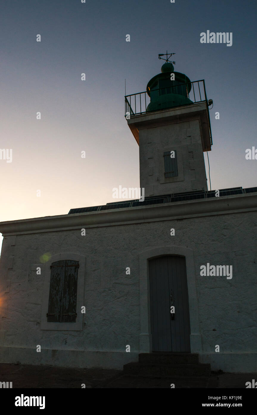 Korsika: Sonnenuntergang auf dem pietra Leuchtturm (1857) an der Spitze der Ile de la Pietra (Stone Island), den Felsvorsprung Île-Rousse (Rote Insel) Stockfoto