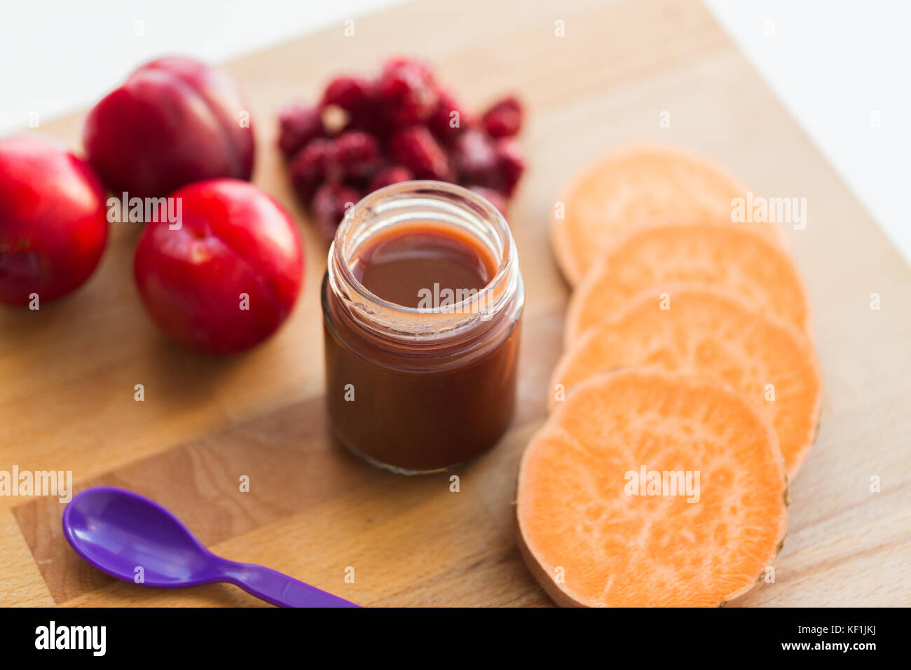 Fruchtpüree oder Babynahrung im Glas und Fütterlöffel Stockfoto