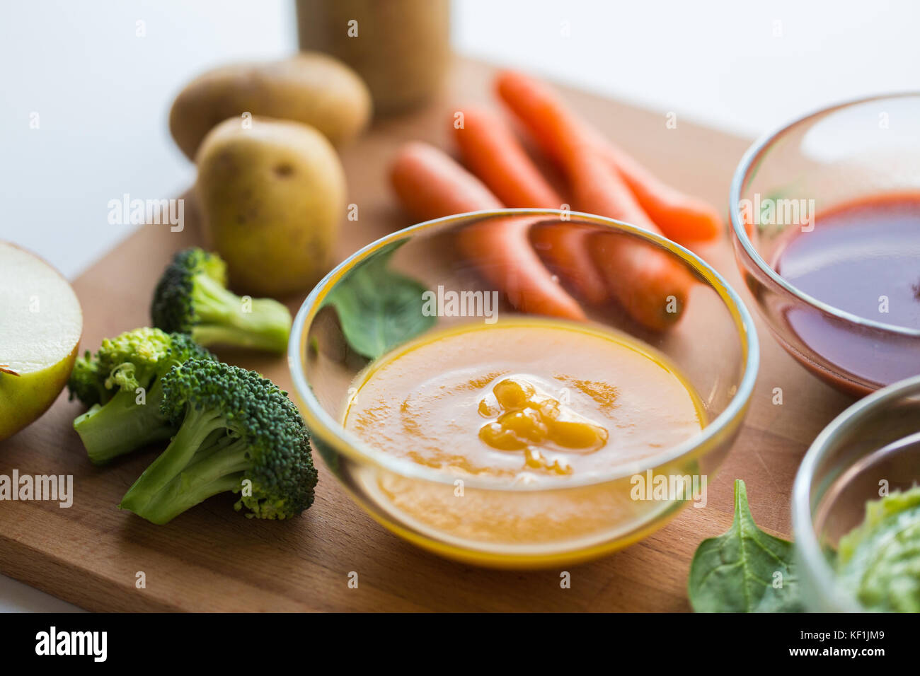Gemüse pürieren oder Babynahrung im Glas Schüssel Stockfoto