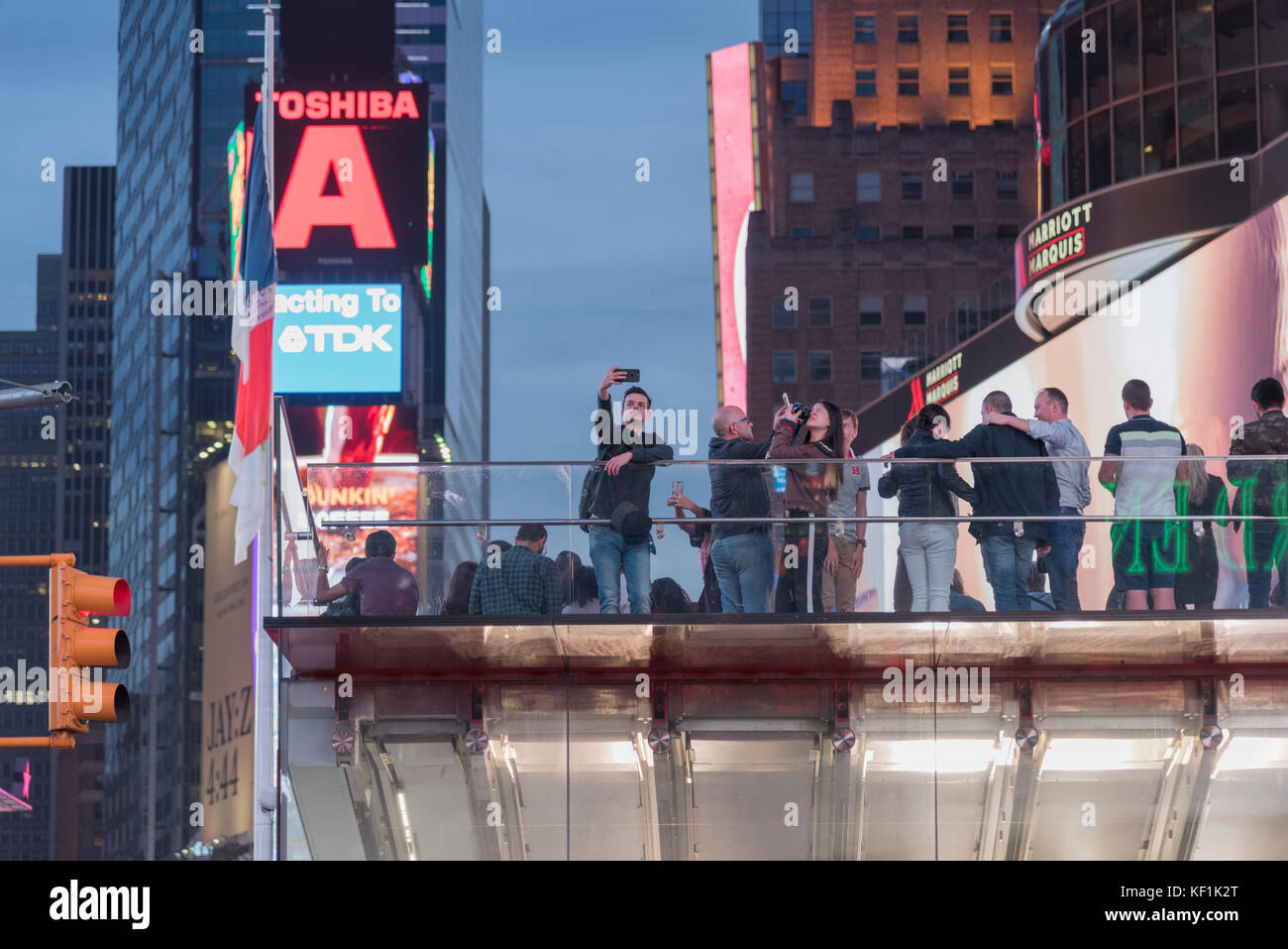 Viele Menschen genießen Sie einen Abend in New York Städte Times Square Shopping District. Stockfoto