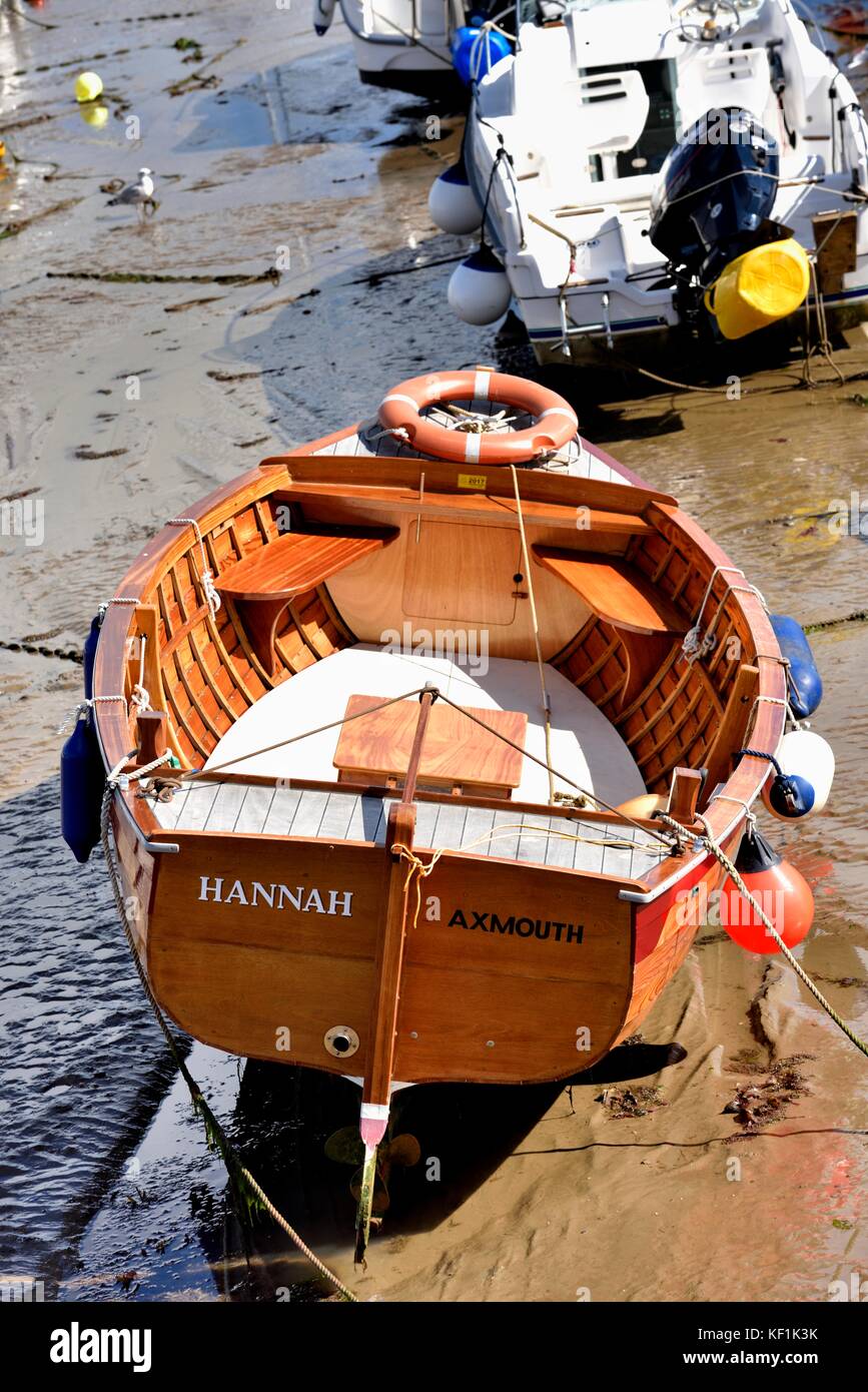 Traditionelle Holz- Boot bei Ebbe in Lyme Regis, Dorset England UK Stockfoto