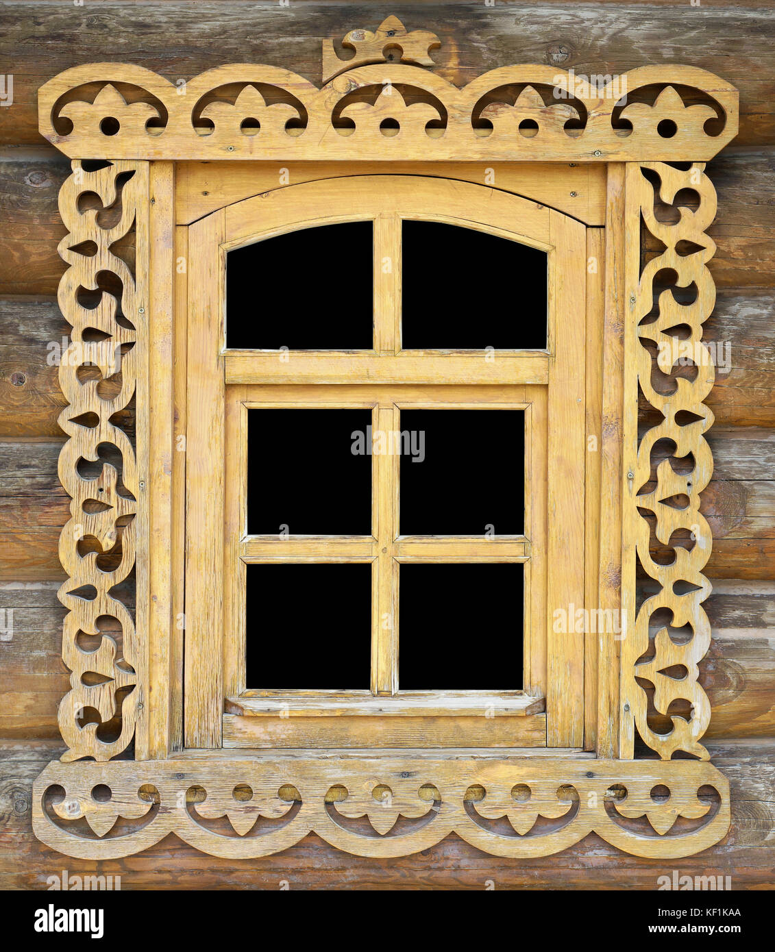 Handgefertigt aus Holz geschnitzten Fensterrahmen in einem Protokoll Dorf verschütten. Glas auf Schwarz isoliert Stockfoto