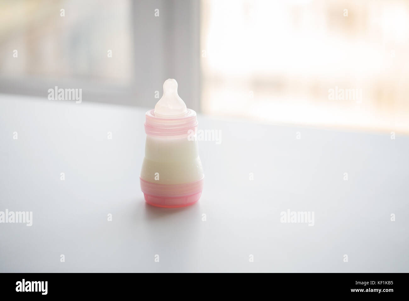 Babymilchpulver in Baby Flasche auf dem Tisch Stockfoto