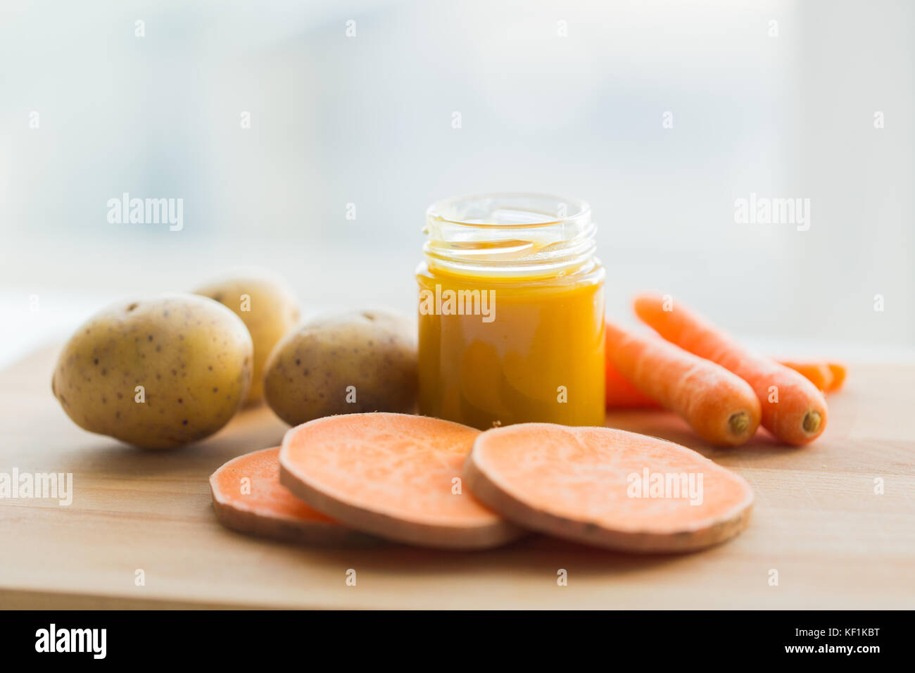 Gemüse pürieren oder Babynahrung im Glas Stockfoto