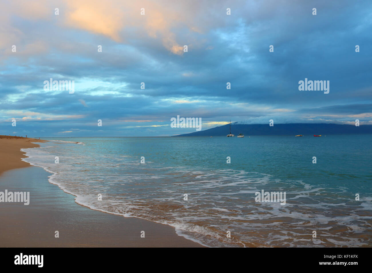 Morgens auf der friedlichen Strand mit türkisblauen Wasser und Blau graue Wolken Stockfoto