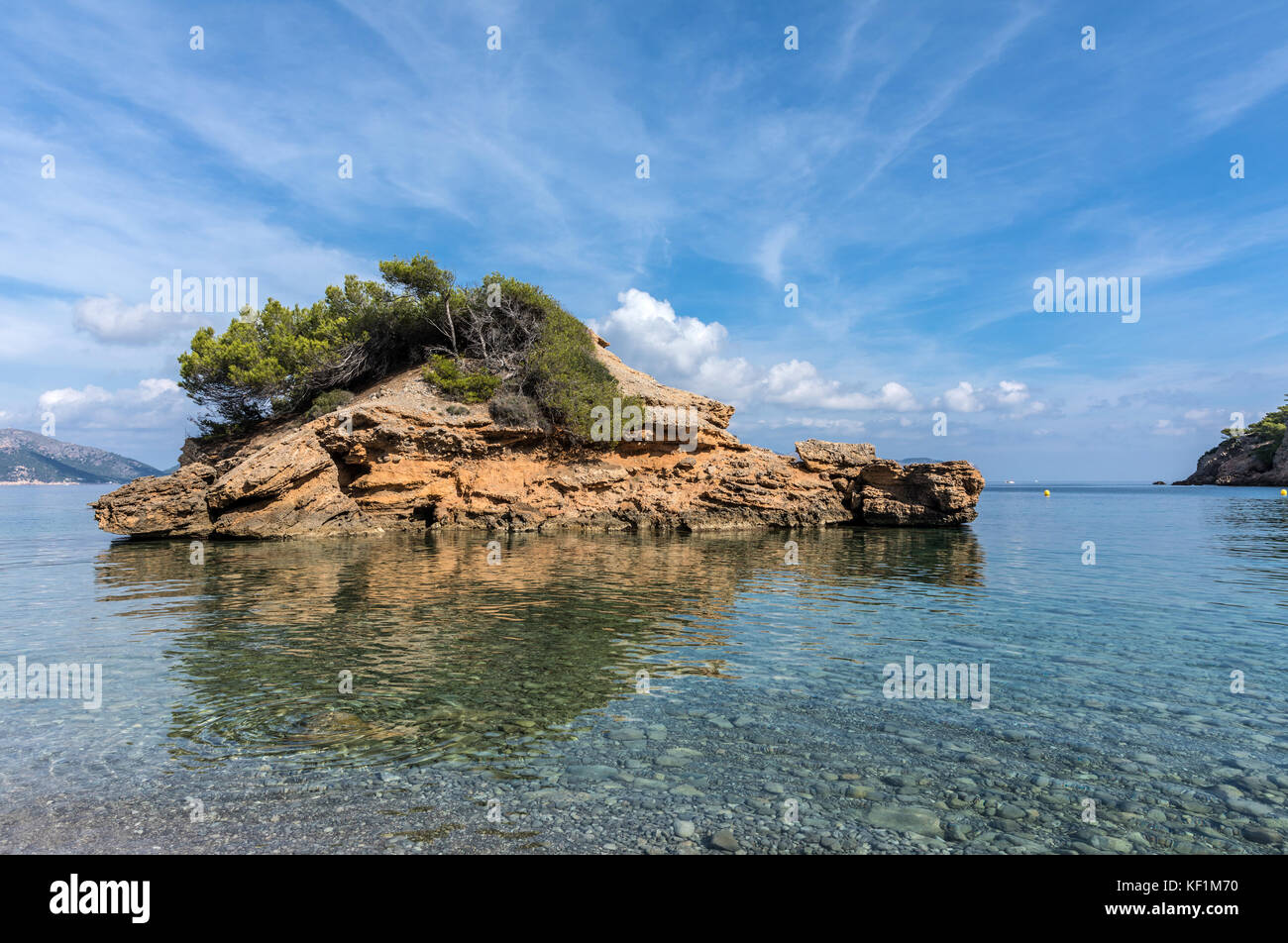 Kleine Insel am Strand von S'illot, Mallorca (Balearen, Spanien) Stockfoto
