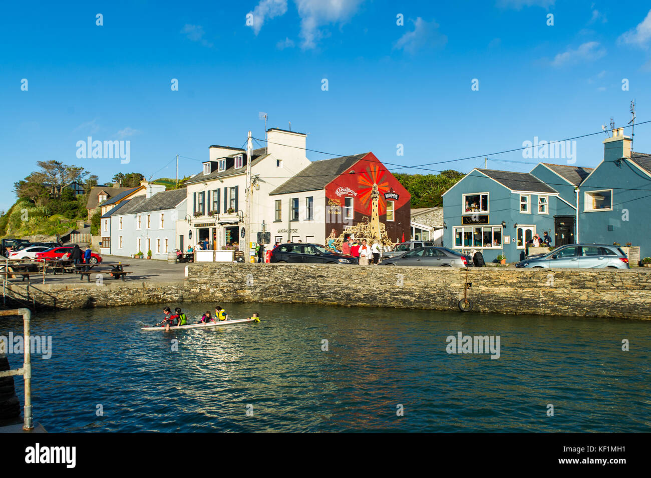 Crookhaven, West Cork, Irland an einem Sommertag mit Kindern spielen im Wasser und viele Touristen mit kopieren. Stockfoto