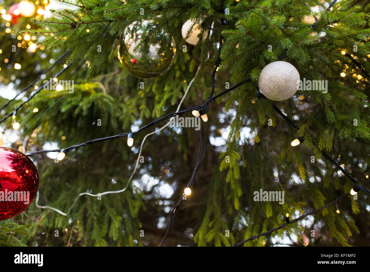 Nahaufnahme der Tanne mit Weihnachtsbaum Spielzeug im Freien Stockfoto