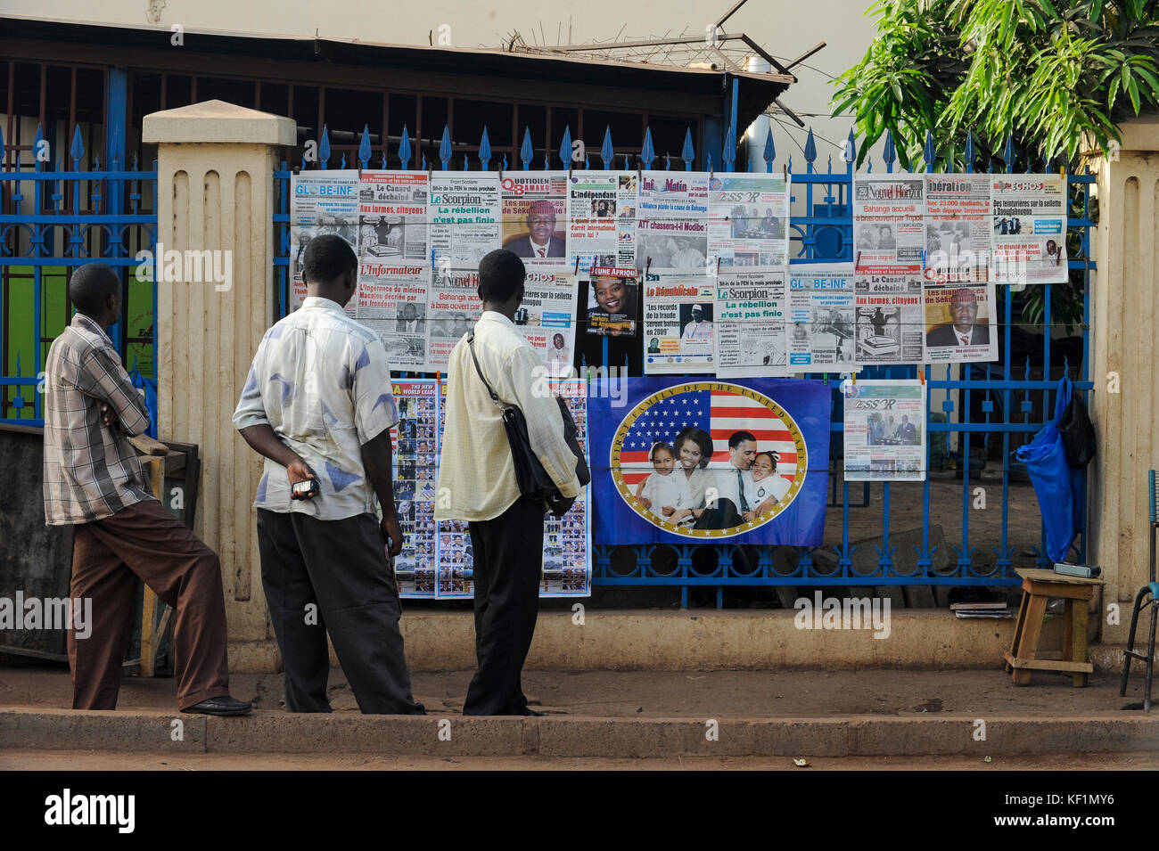 MALI, Bamako, Kiosk mit Zeitungen in französischer Sprache und Bild von Barack und Michelle Obama Familie Stockfoto