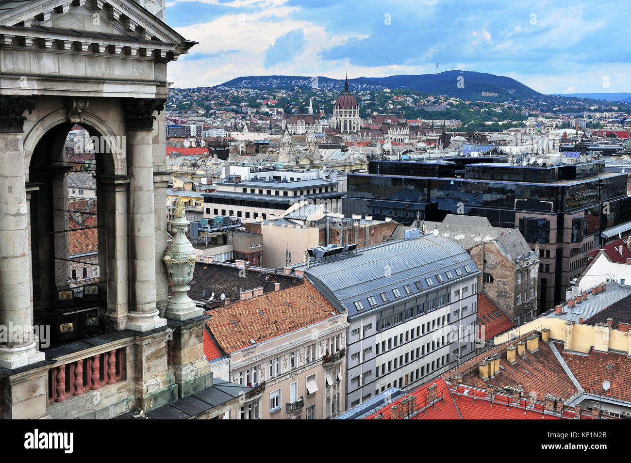 Ansicht von oben in das Stadtzentrum von Budapest und dem Parlament, Ungarn Stockfoto
