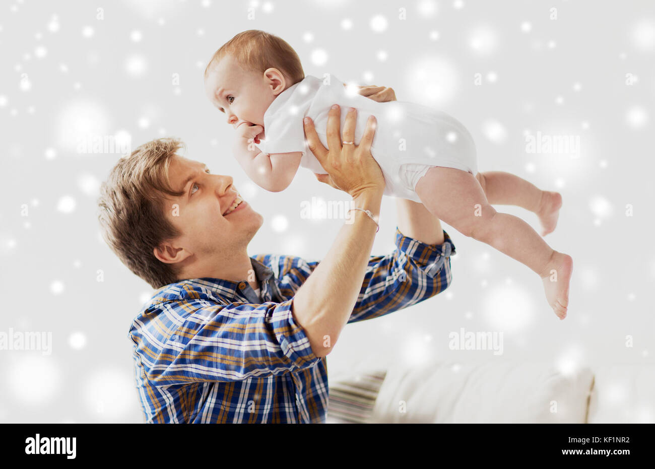 glückliche junge Vater spielt mit Baby zu Hause Stockfoto