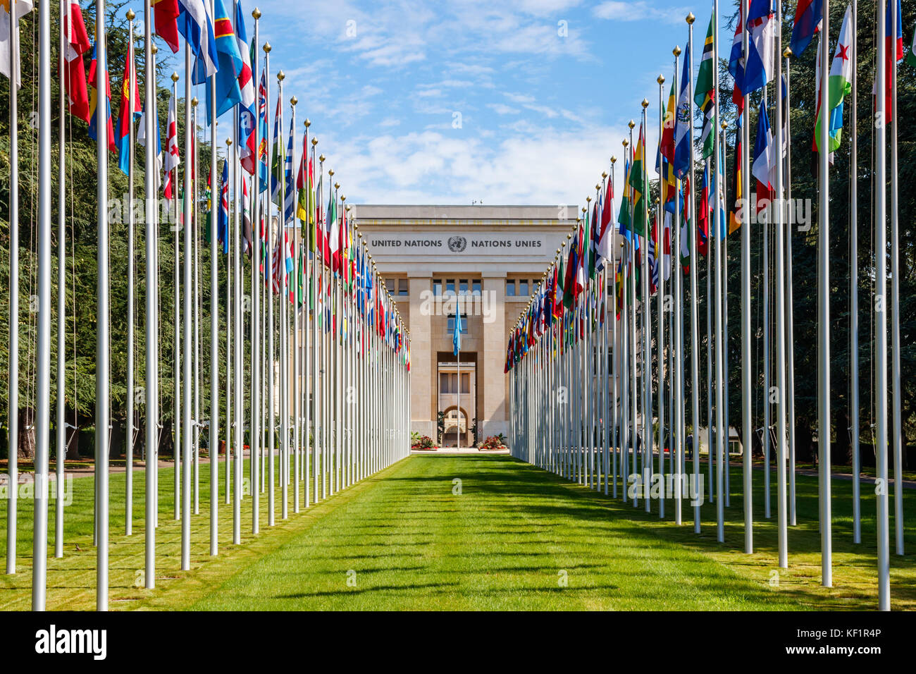 Die "Allee des Nations" (Straße der Nationen) der Genfer Un-Palast, mit den Flaggen der Mitgliedsländer. Genf, Schweiz. Stockfoto