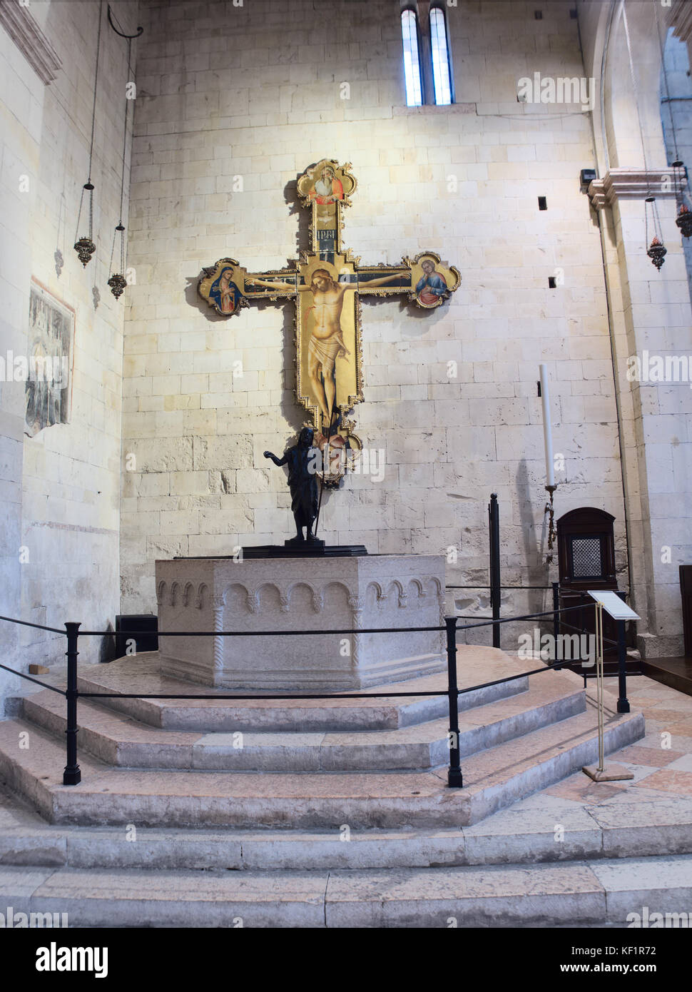 Verona Venetien Italien. Basilika San Zeno, auch als San Zeno Maggiore oder San Zenone UNESCO Weltkulturerbe bekannt. Kreuzigung von Lorenzo Veneziano Stockfoto