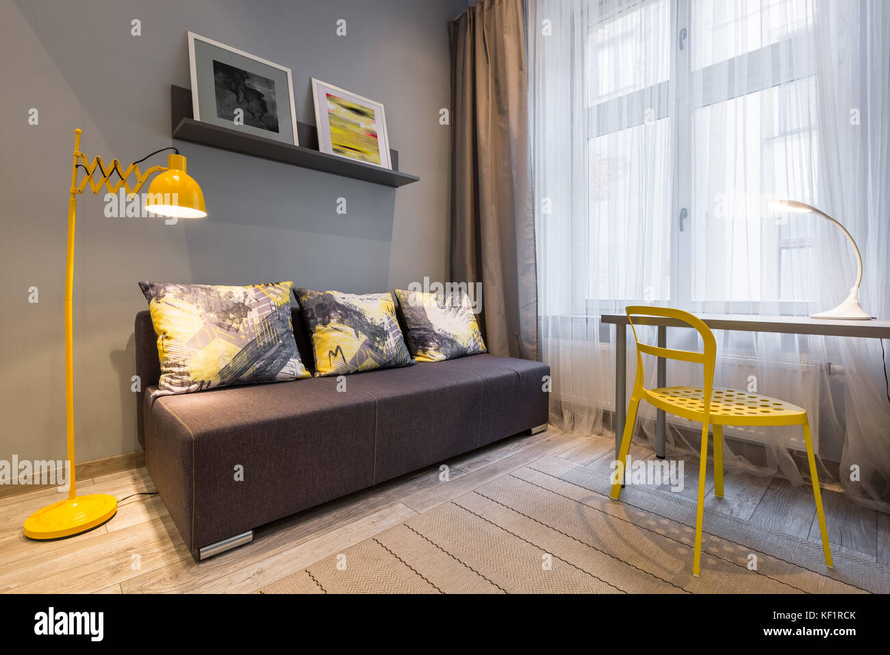 Einfache Home Interior mit Couch, Gelb, Lampe, Stuhl und Schreibtisch Stockfoto